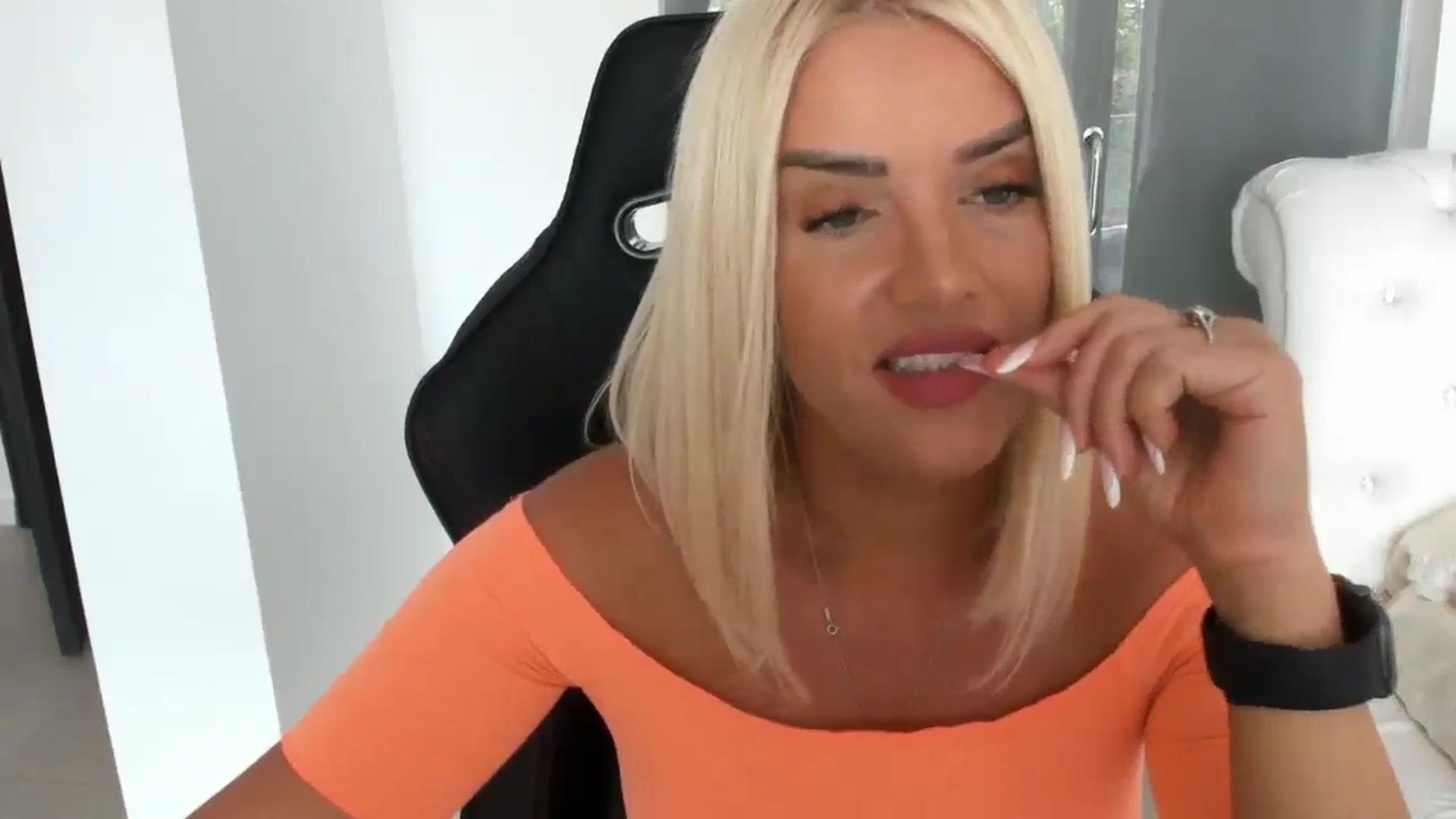 Gallery image thumbnail from Allesia_'s myfreecams stream on, 06/22/2025, 10:35 image 6 of 20