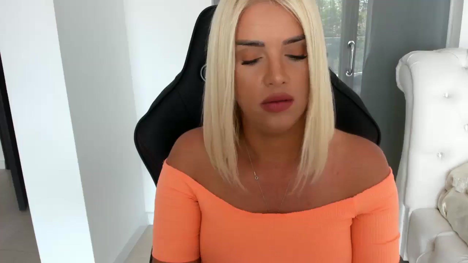 Gallery image thumbnail from Allesia_'s myfreecams stream on, 06/22/2025, 10:35 image 5 of 20