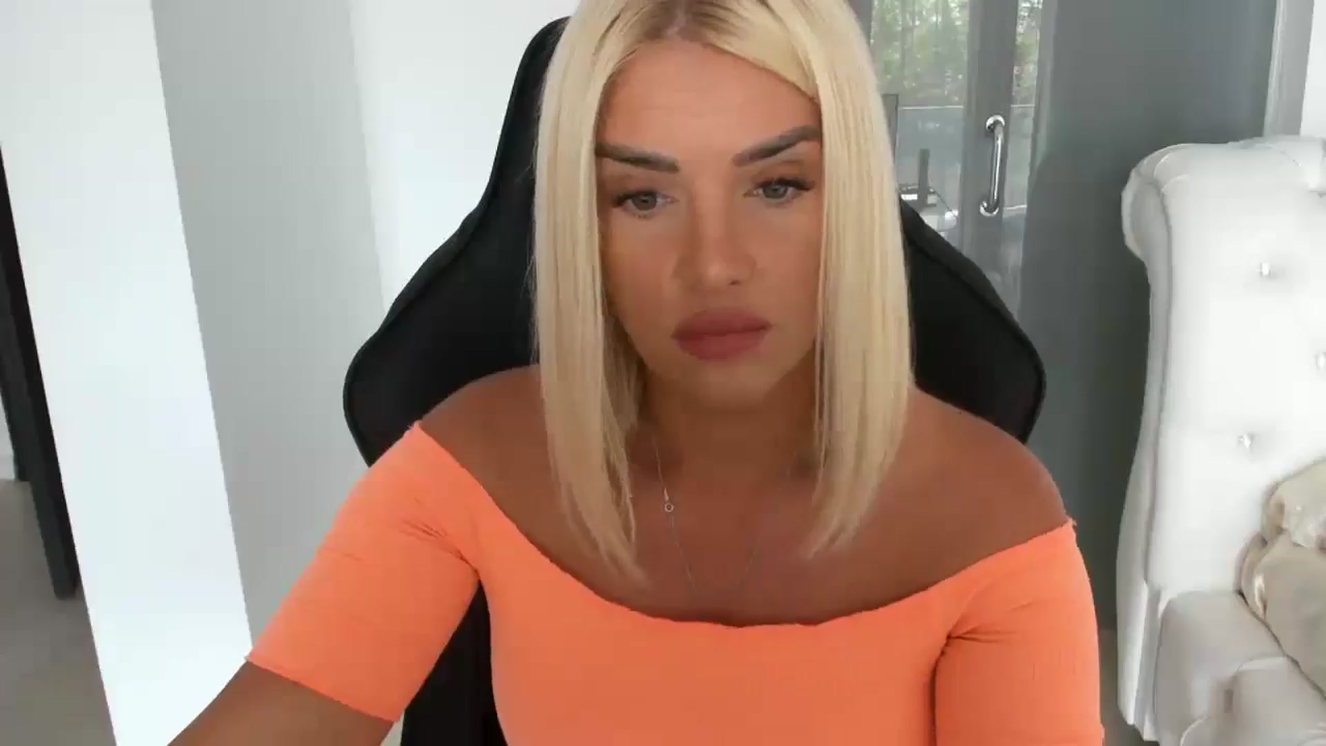 Gallery image thumbnail from Allesia_'s myfreecams stream on, 06/22/2025, 10:35 image 16 of 20
