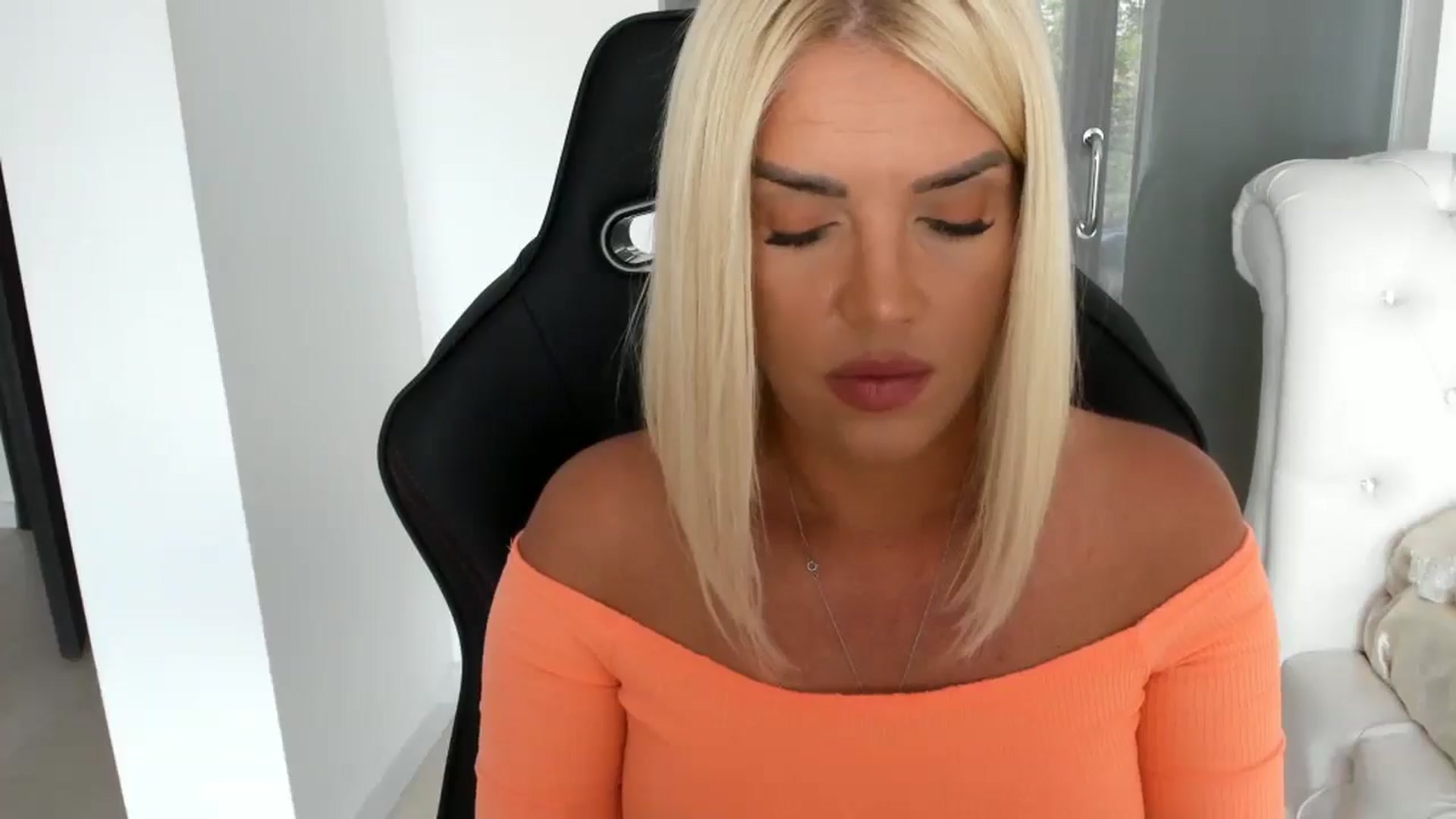 Gallery image thumbnail from Allesia_'s myfreecams stream on, 06/22/2025, 11:05 image 18 of 20