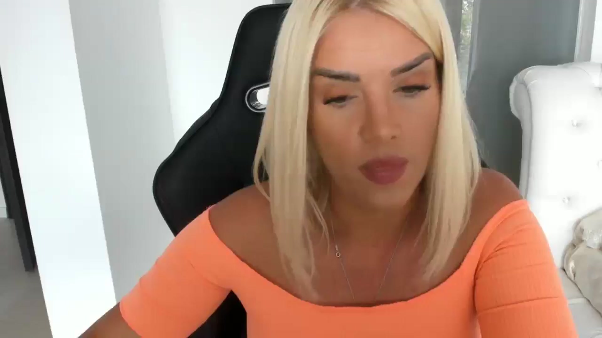 Gallery image thumbnail from Allesia_'s myfreecams stream on, 06/22/2025, 11:05 image 17 of 20