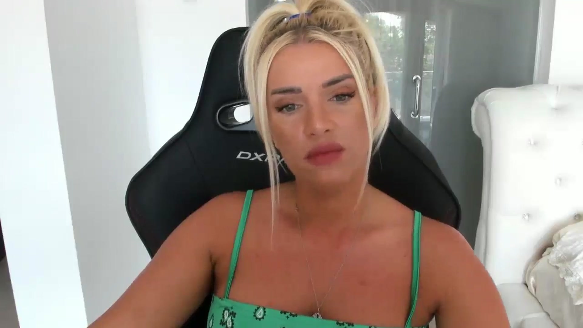 Gallery image thumbnail from Allesia_'s myfreecams stream on, 06/26/2025, 09:04 image 17 of 20