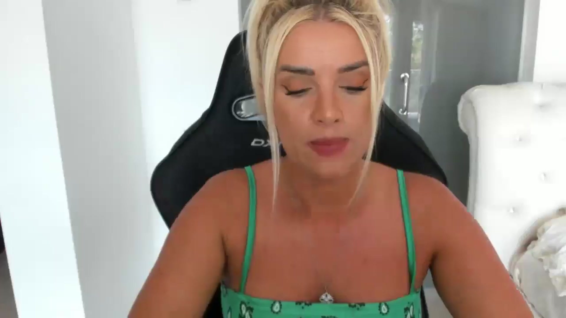 Gallery image thumbnail from Allesia_'s myfreecams stream on, 06/26/2025, 09:39 image 12 of 20