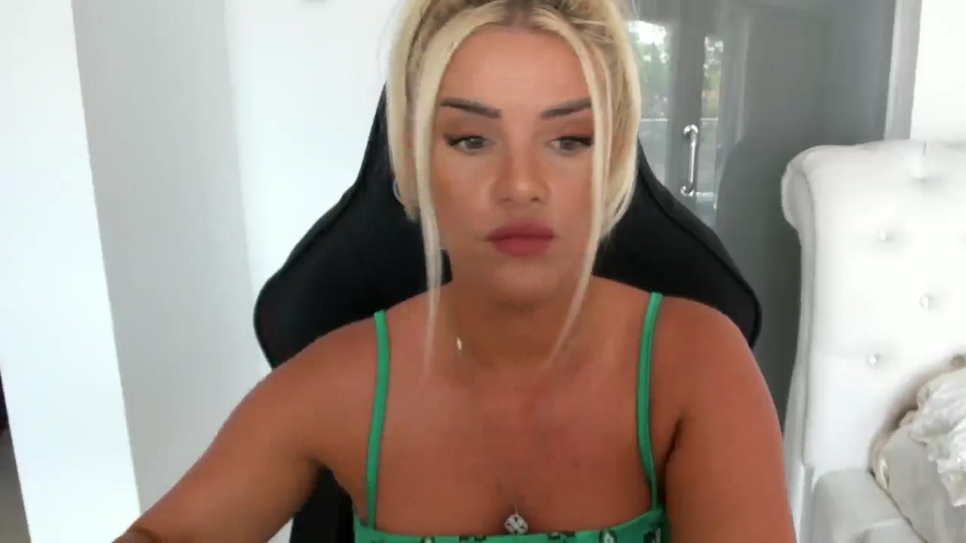 Gallery image thumbnail from Allesia_'s myfreecams stream on, 06/26/2025, 09:39 image 10 of 20