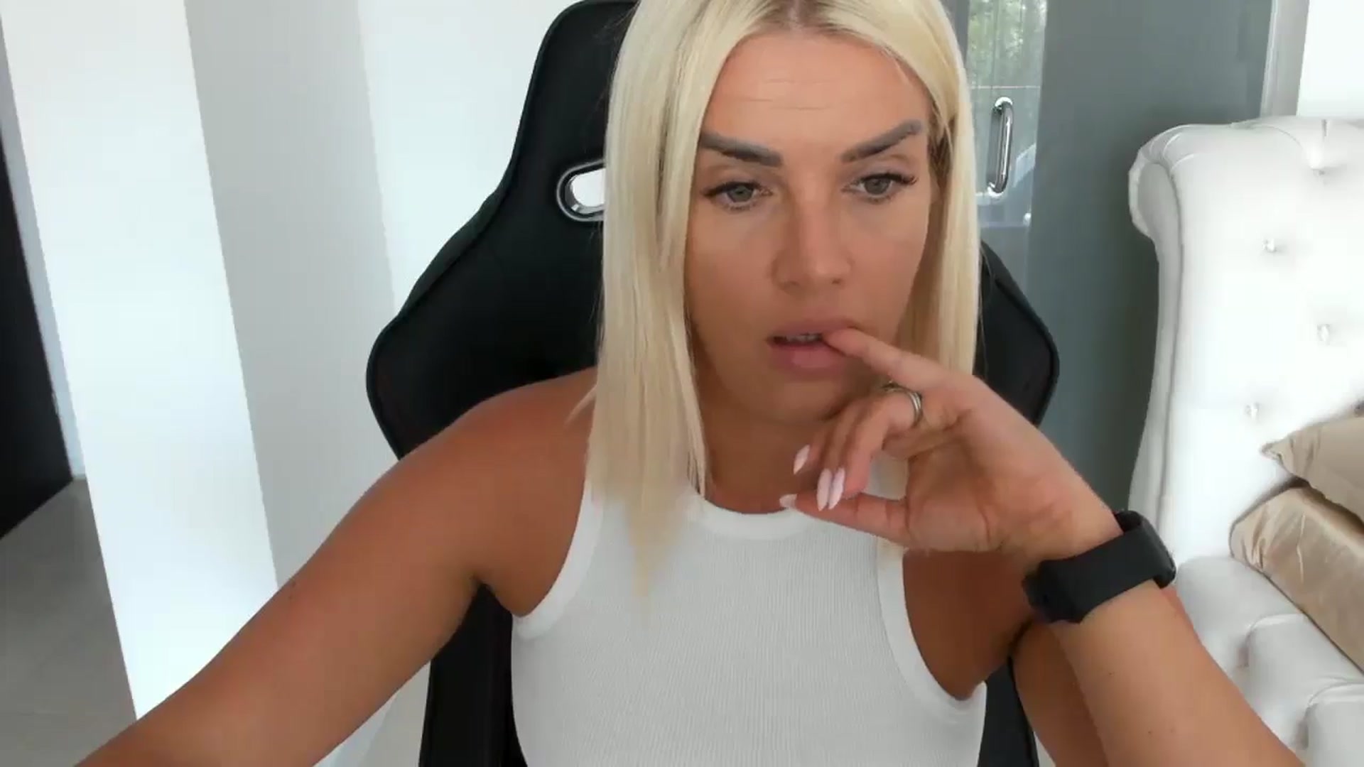 Gallery image thumbnail from Allesia_'s myfreecams stream on, 07/25/2025, 10:17 image 10 of 20