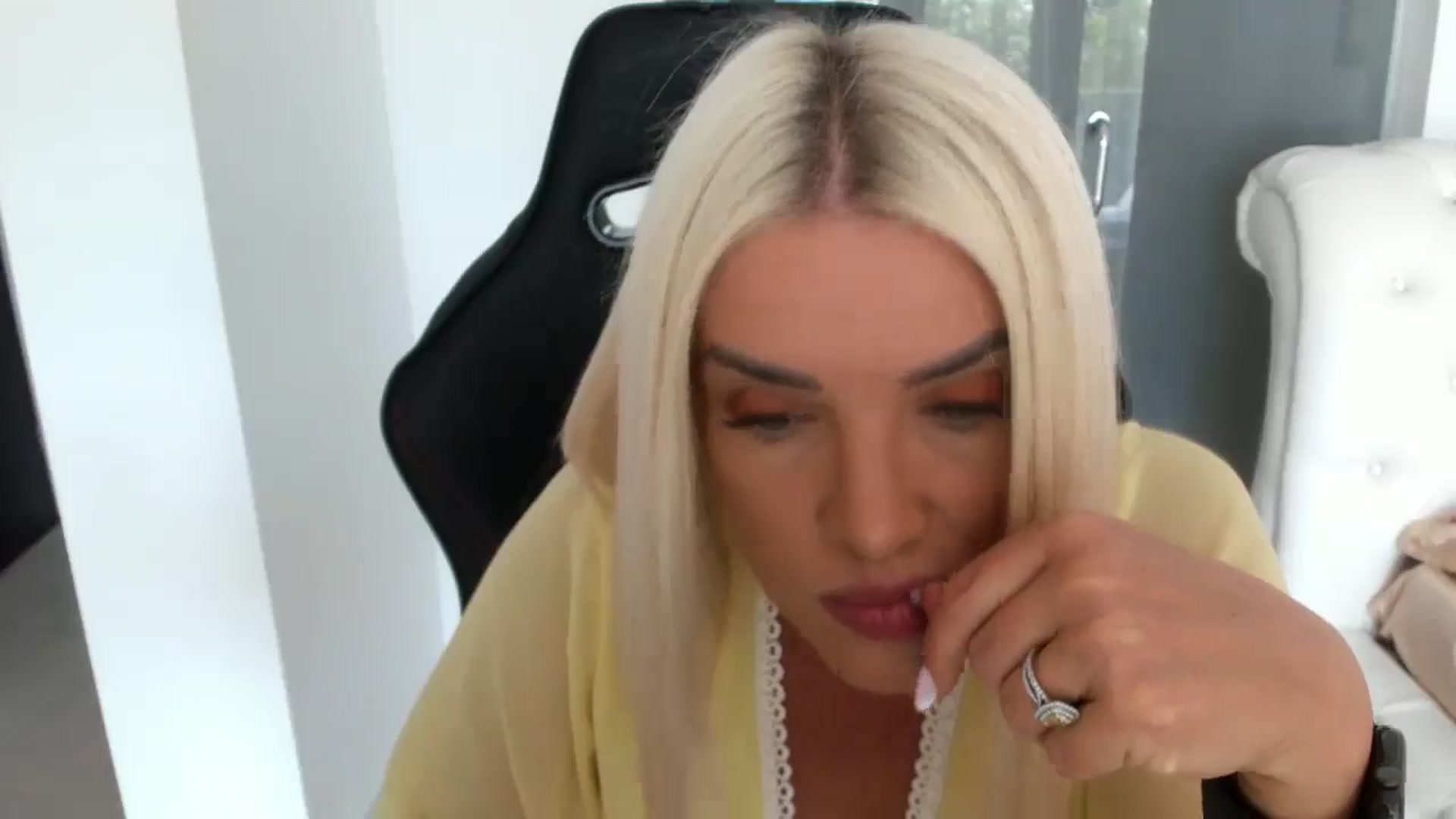 Gallery image thumbnail from Allesia_'s myfreecams stream on, 08/03/2025, 10:11 image 9 of 20