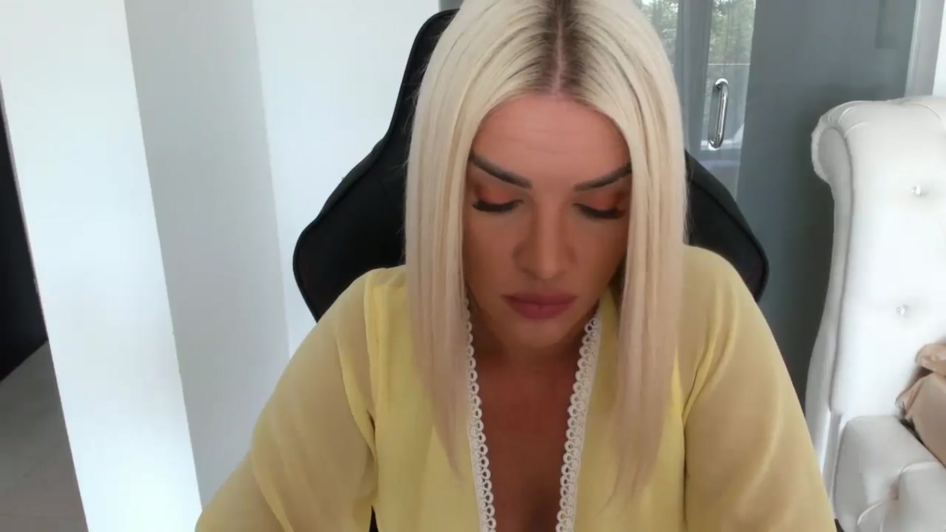 Gallery image thumbnail from Allesia_'s myfreecams stream on, 08/03/2025, 10:11 image 2 of 20