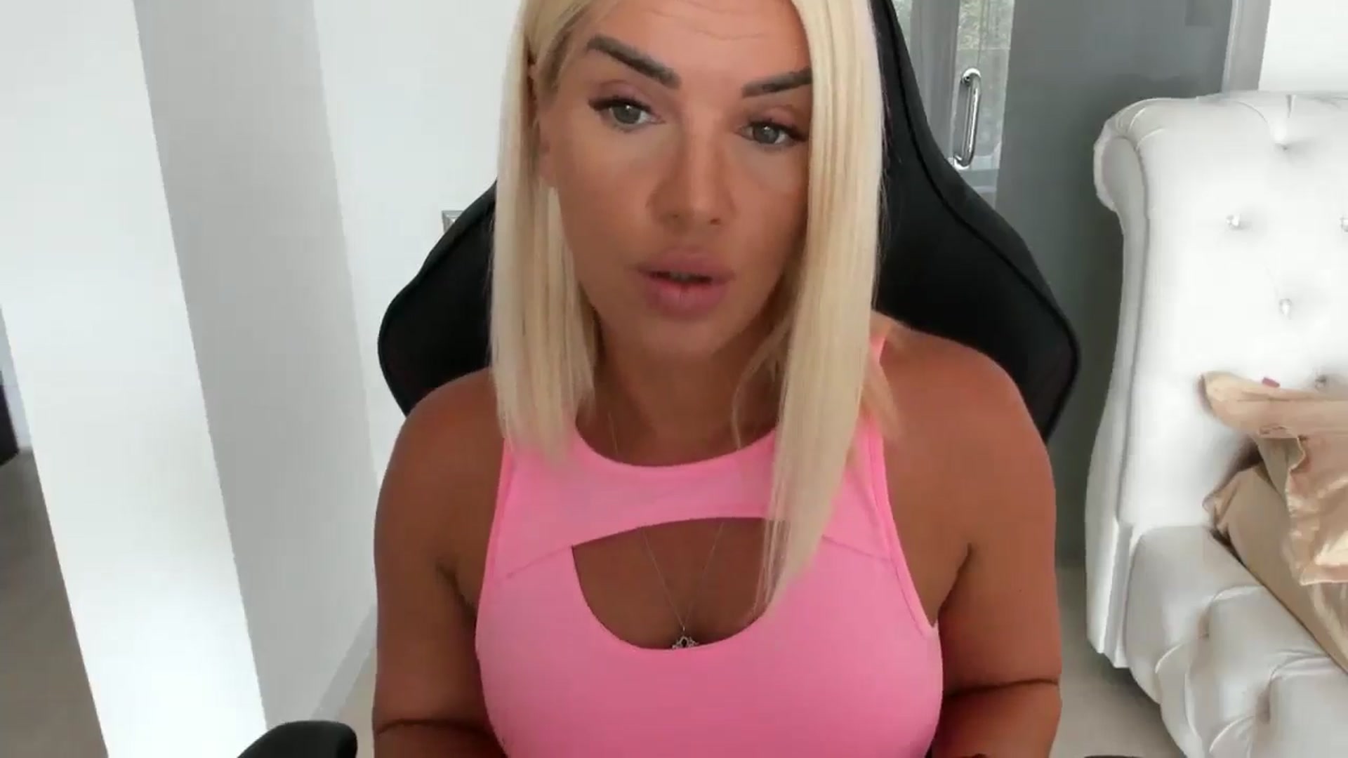 Gallery image thumbnail from Allesia_'s myfreecams stream on, 08/05/2025, 11:05 image 10 of 20