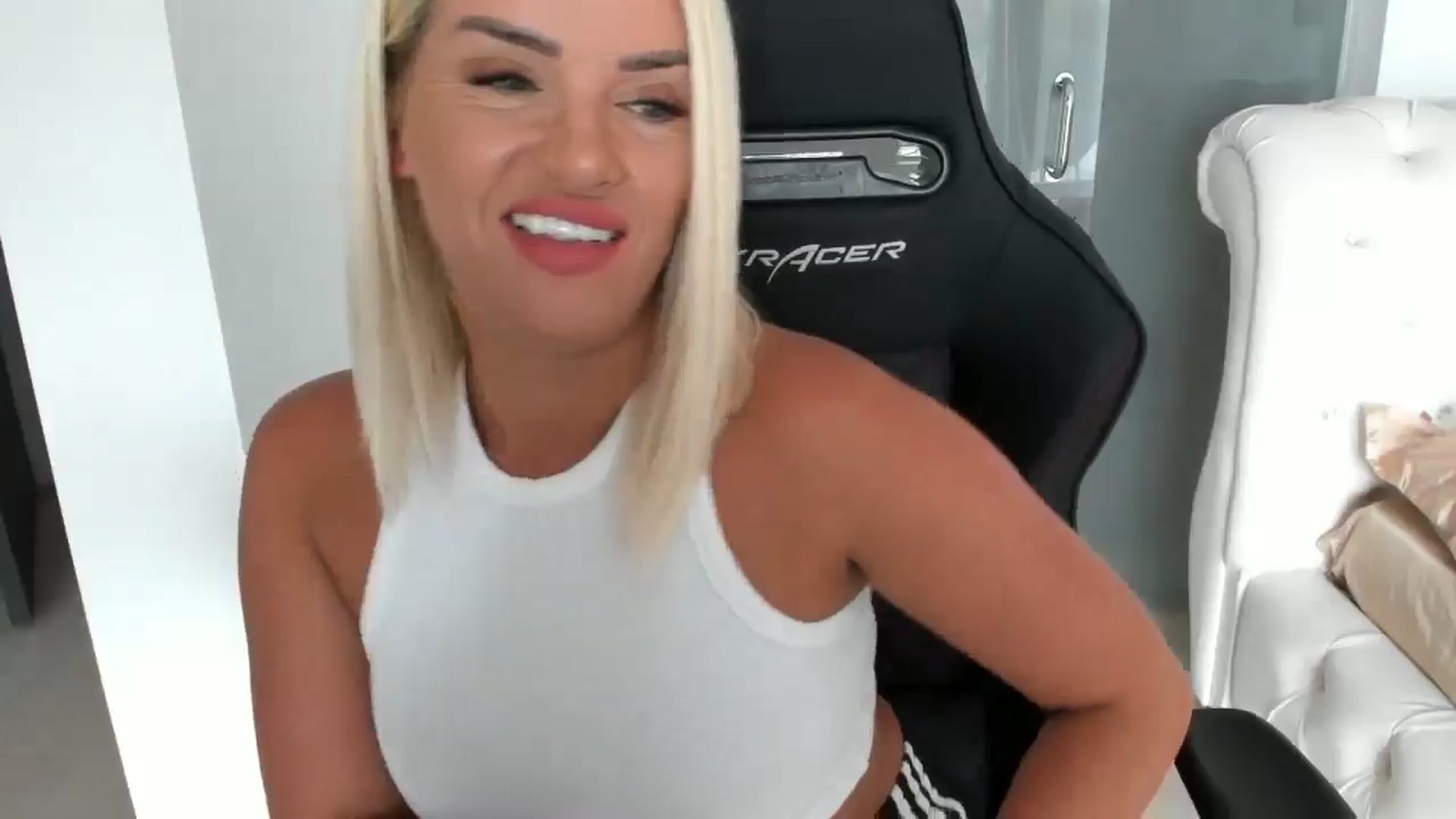 Gallery image thumbnail from Allesia_'s myfreecams stream on, 08/18/2025, 10:18 image 7 of 20