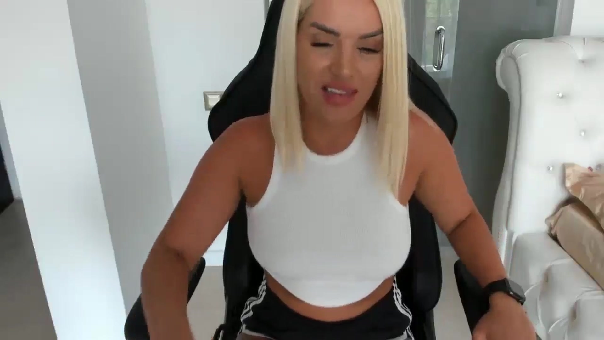 Gallery image thumbnail from Allesia_'s myfreecams stream on, 08/18/2025, 11:32 image 12 of 20