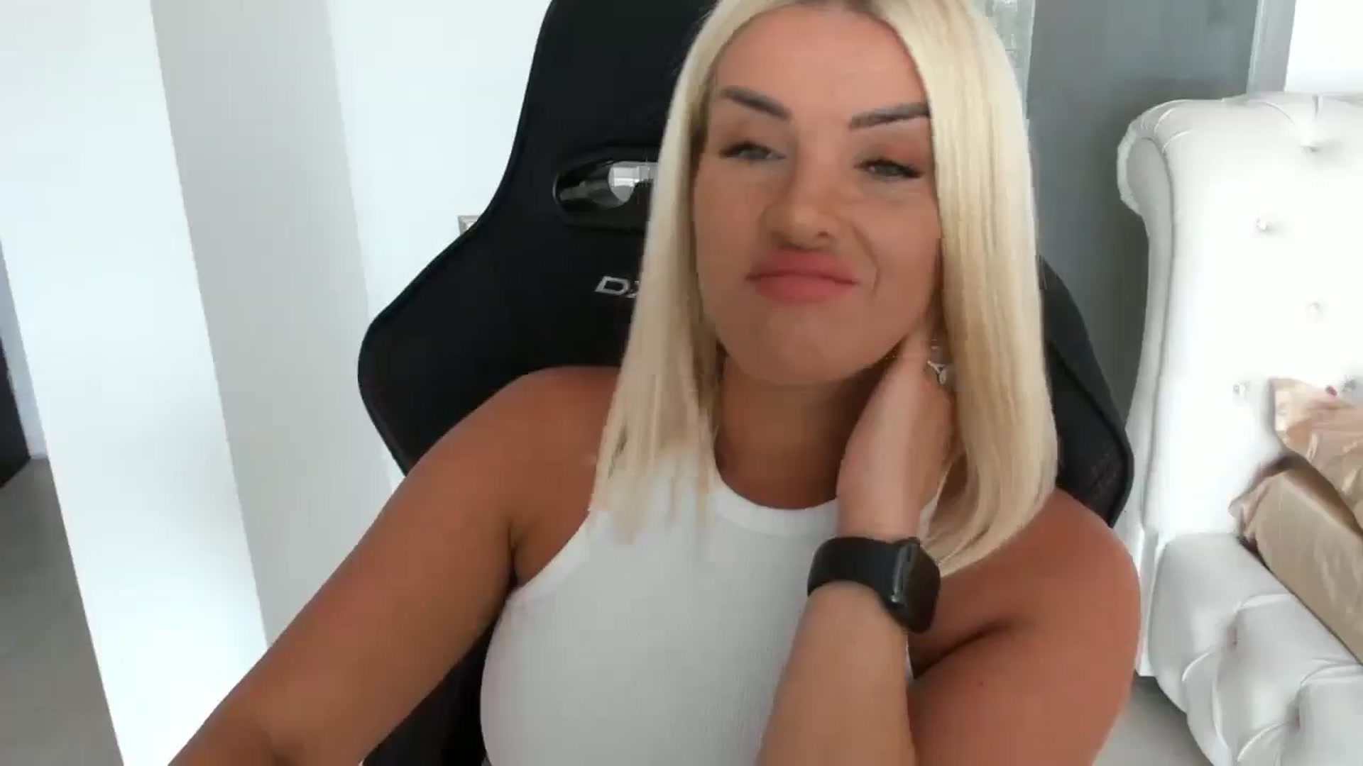 Gallery image thumbnail from Allesia_'s myfreecams stream on, 08/18/2025, 11:32 image 10 of 20