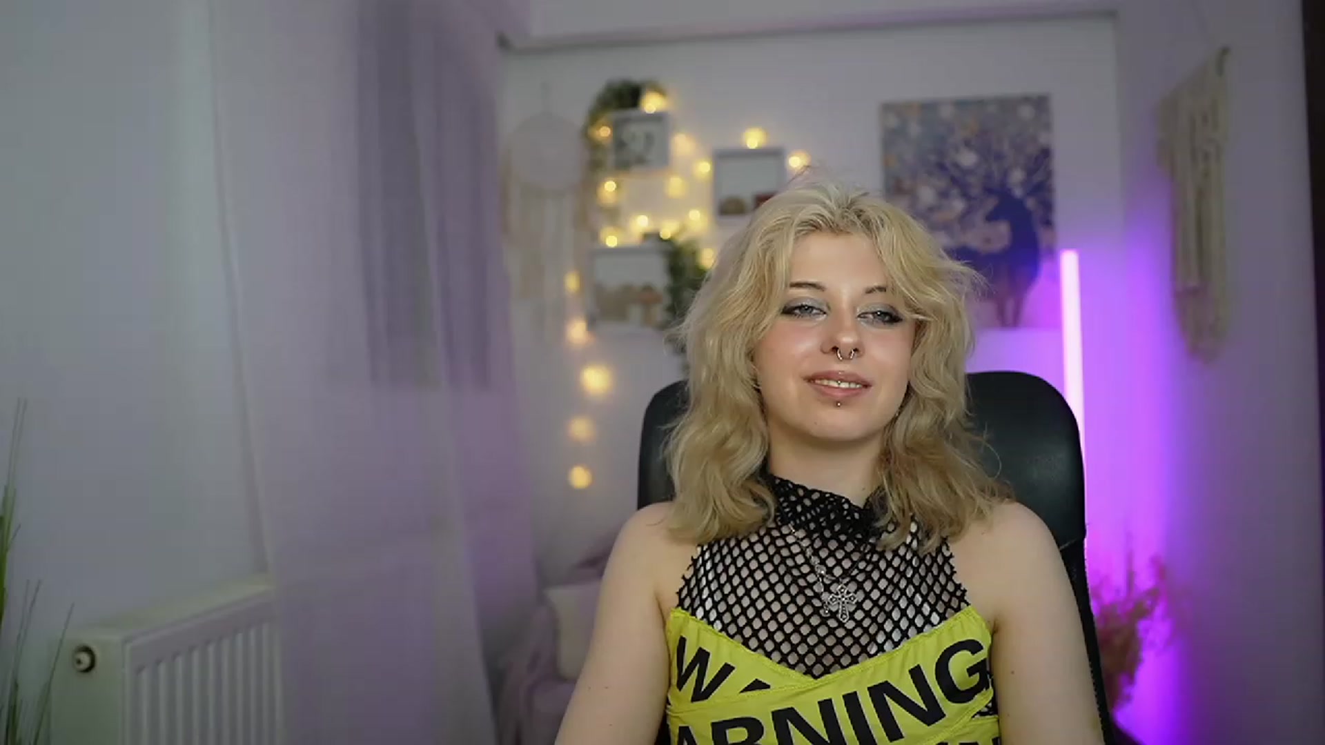 Gallery image thumbnail from Allice_Bong's myfreecams stream on, 03/15/2024, 21:15 image 4 of 20