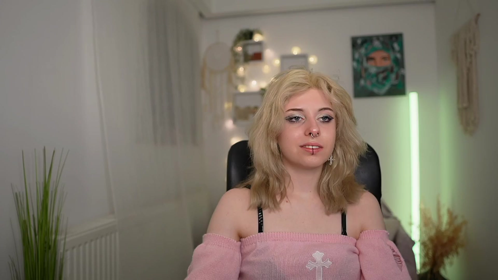 Gallery image thumbnail from Allice_Bong's myfreecams stream on, 03/22/2024, 20:55 image 1 of 20
