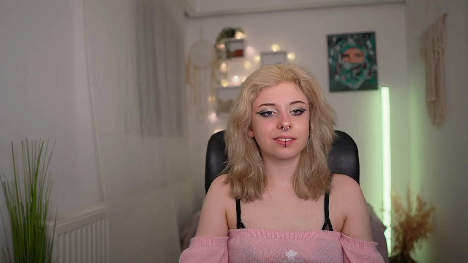Gallery image thumbnail from Allice_Bong's myfreecams stream on, 03/22/2024, 20:55 image 8 of 20