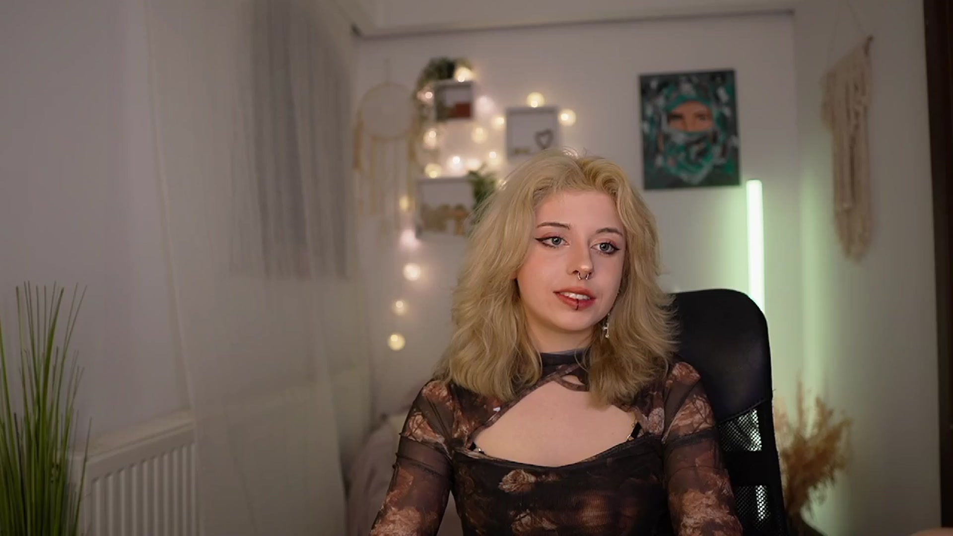 Gallery image thumbnail from Allice_Bong's myfreecams stream on, 03/24/2024, 20:06 image 10 of 20