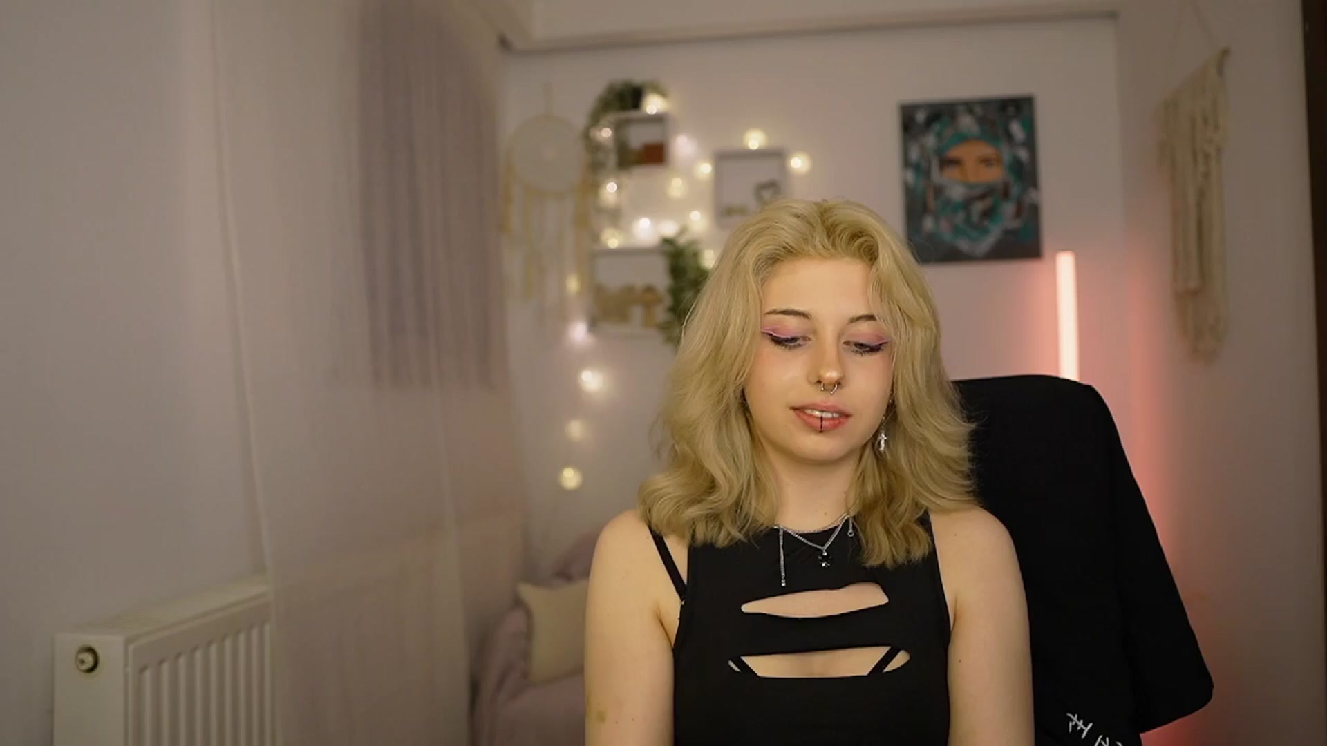 Gallery image thumbnail from Allice_Bong's myfreecams stream on, 03/25/2024, 22:28 image 17 of 20