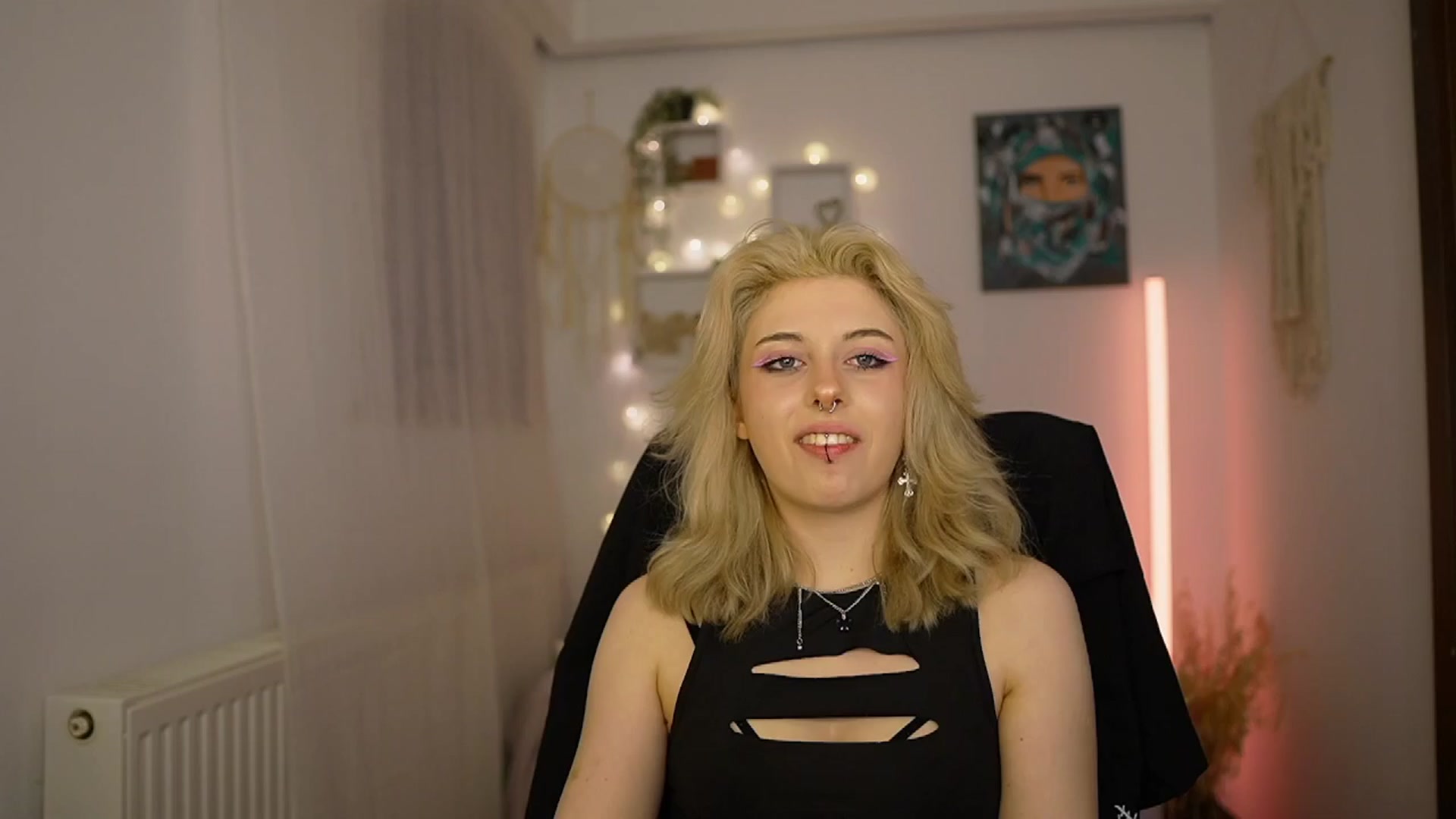 Gallery image thumbnail from Allice_Bong's myfreecams stream on, 03/25/2024, 22:28 image 1 of 20
