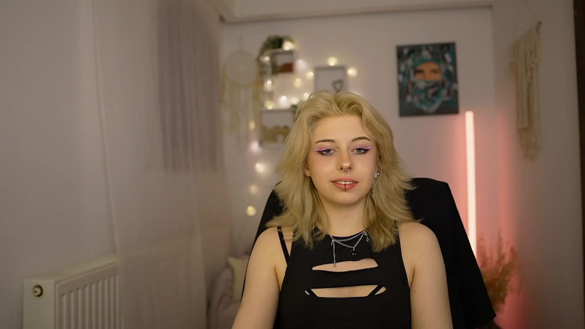 Gallery image thumbnail from Allice_Bong's myfreecams stream on, 03/25/2024, 22:28 image 15 of 20
