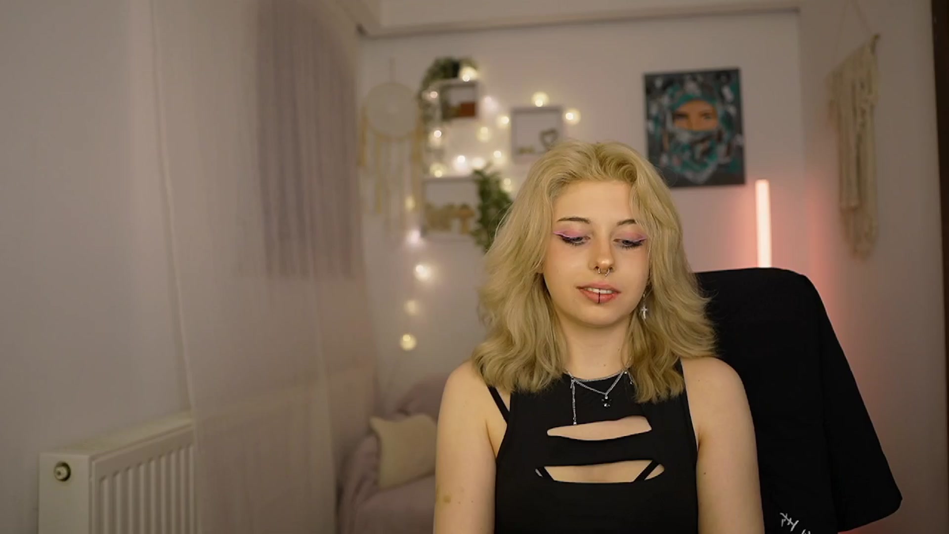 Gallery image thumbnail from Allice_Bong's myfreecams stream on, 03/25/2024, 22:28 image 16 of 20