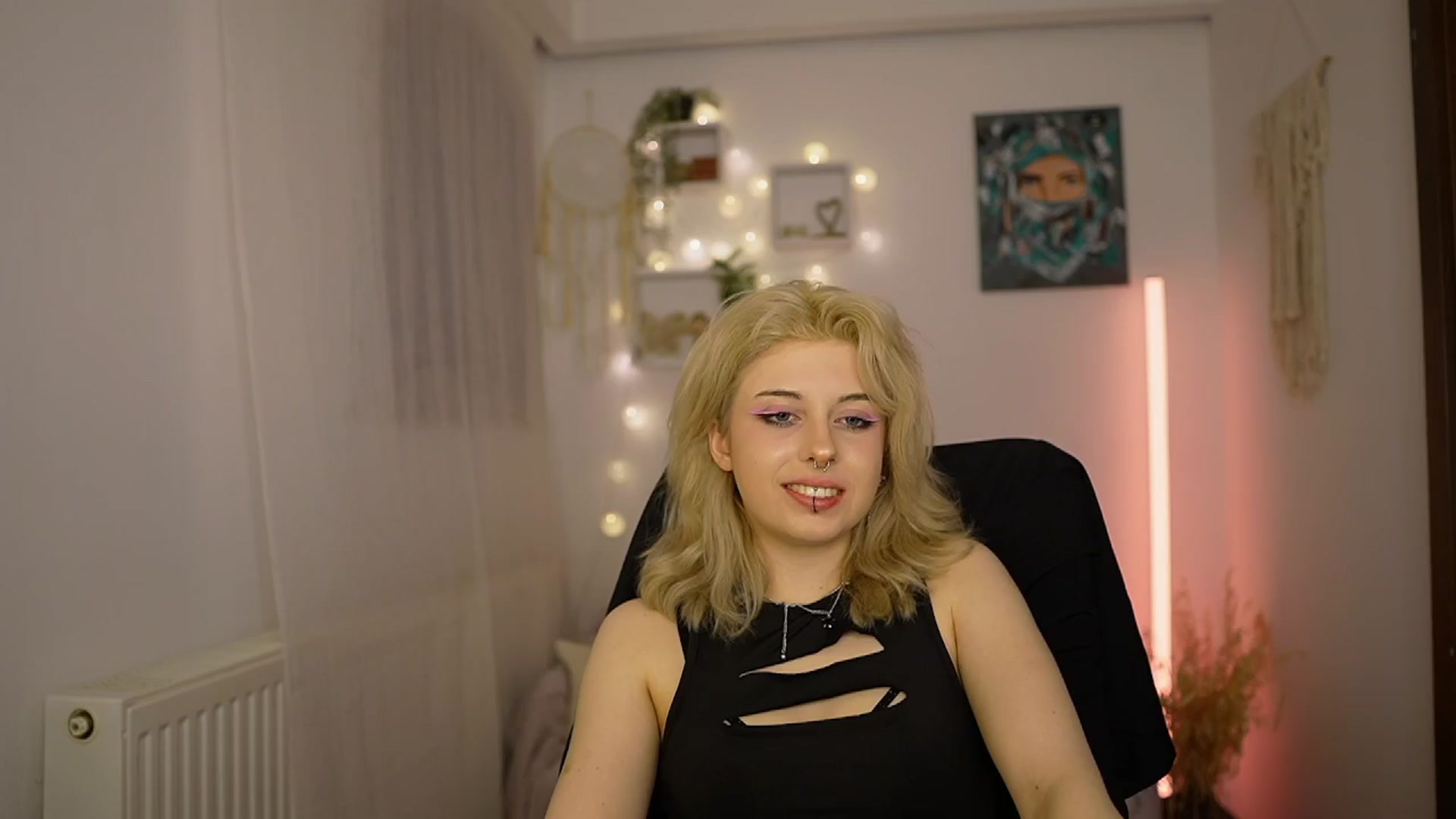 Gallery image thumbnail from Allice_Bong's myfreecams stream on, 03/25/2024, 22:28 image 6 of 20