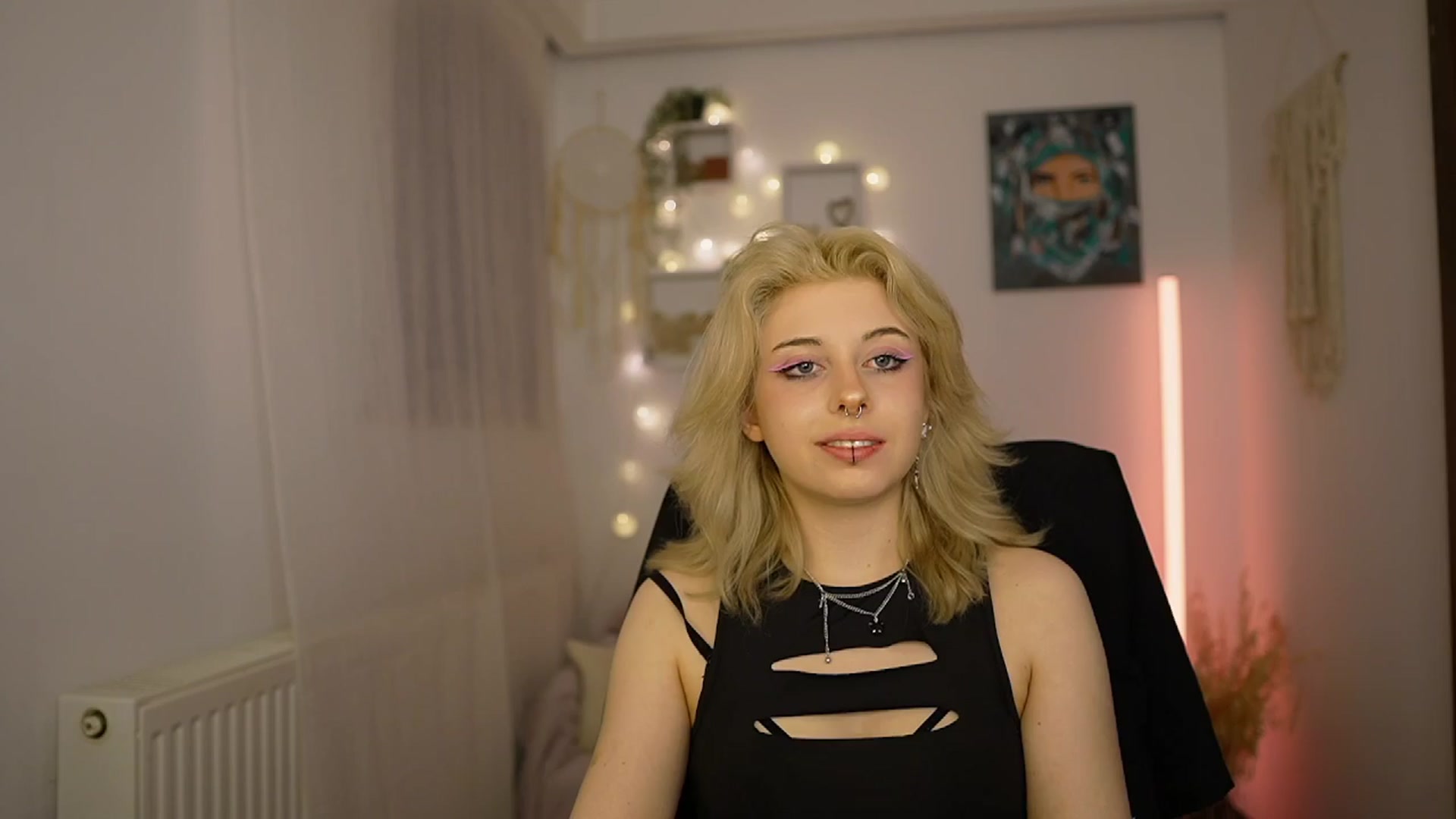 Gallery image thumbnail from Allice_Bong's myfreecams stream on, 03/25/2024, 22:28 image 14 of 20