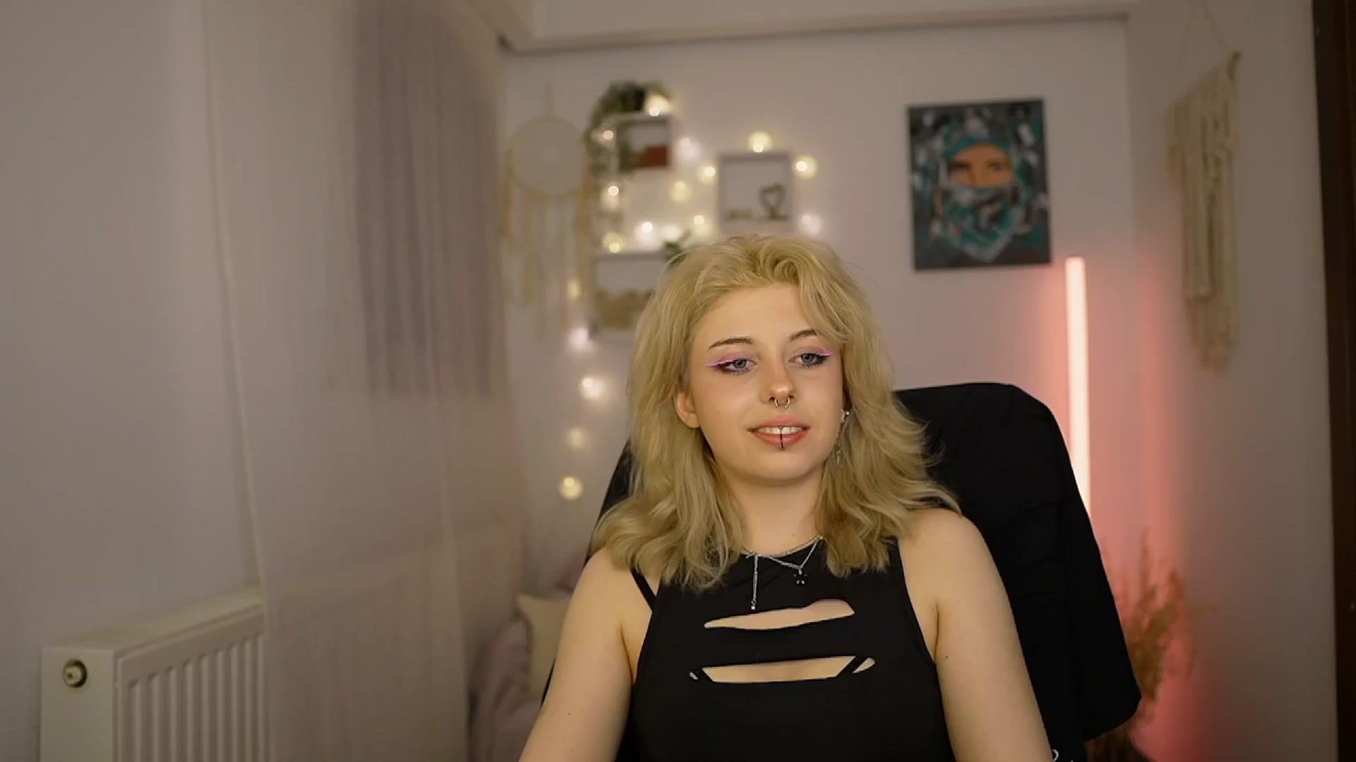Gallery image thumbnail from Allice_Bong's myfreecams stream on, 03/25/2024, 22:28 image 7 of 20