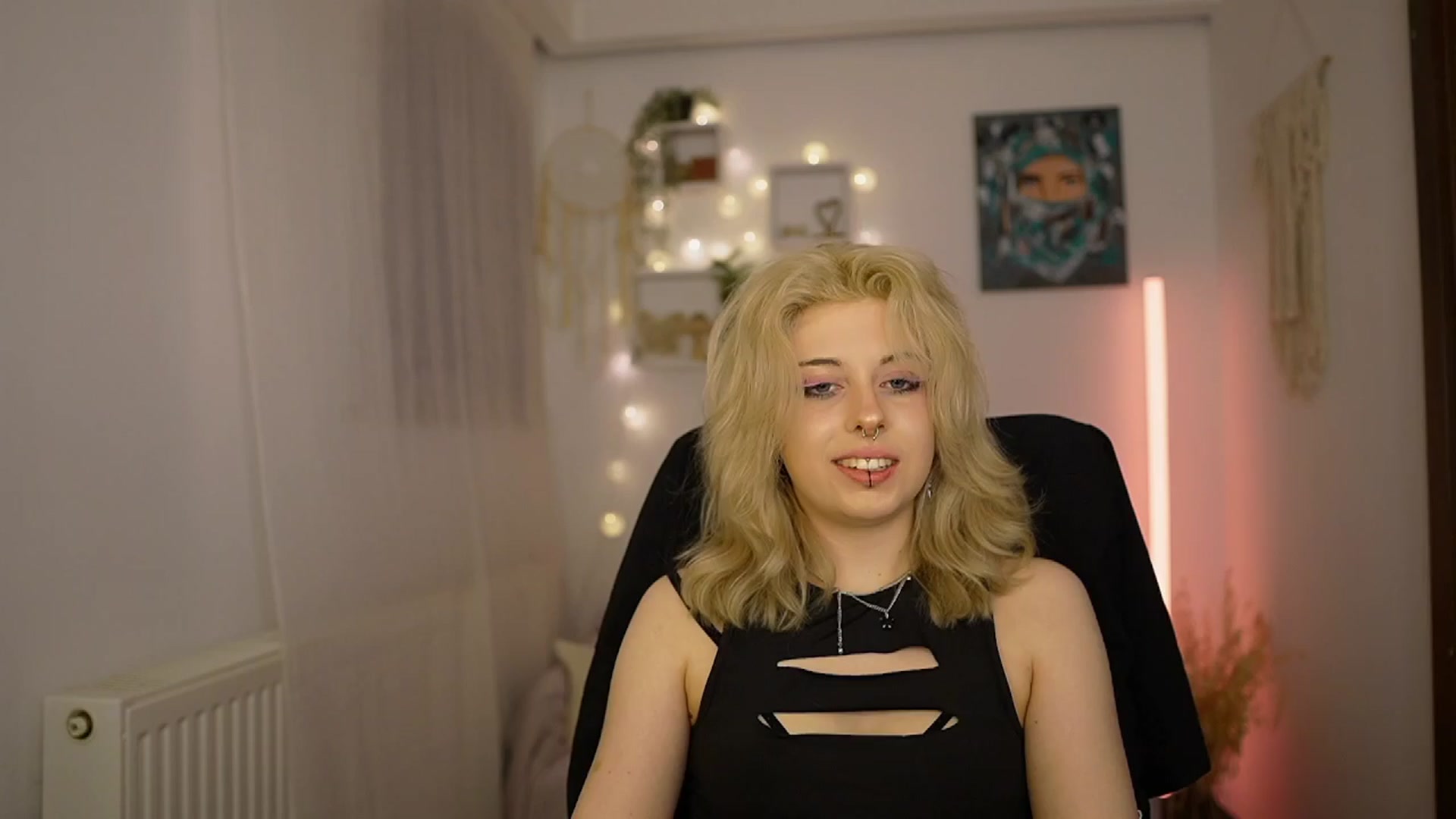 Gallery image thumbnail from Allice_Bong's myfreecams stream on, 03/25/2024, 22:28 image 3 of 20