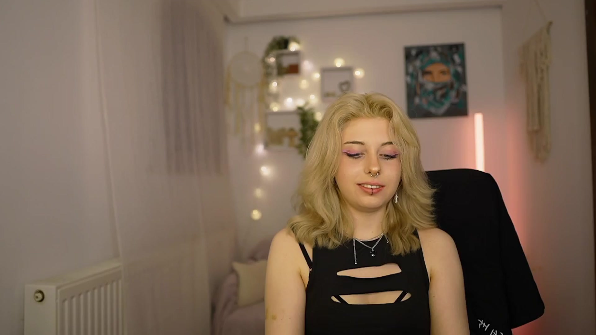 Gallery image thumbnail from Allice_Bong's myfreecams stream on, 03/25/2024, 22:28 image 18 of 20