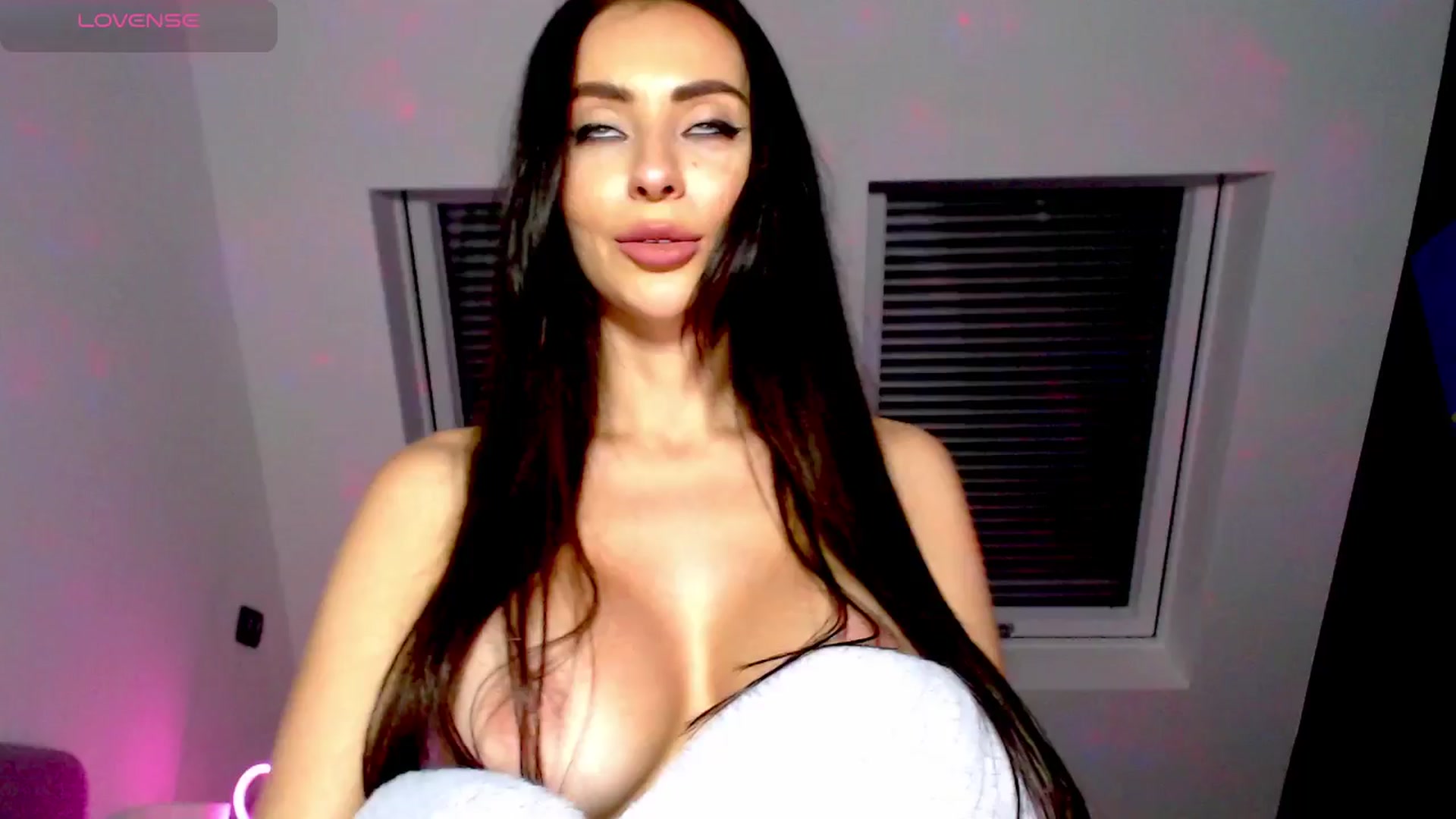 Gallery image thumbnail from Alliciya's myfreecams stream on, 12/08/2024, 03:42 image 4 of 20