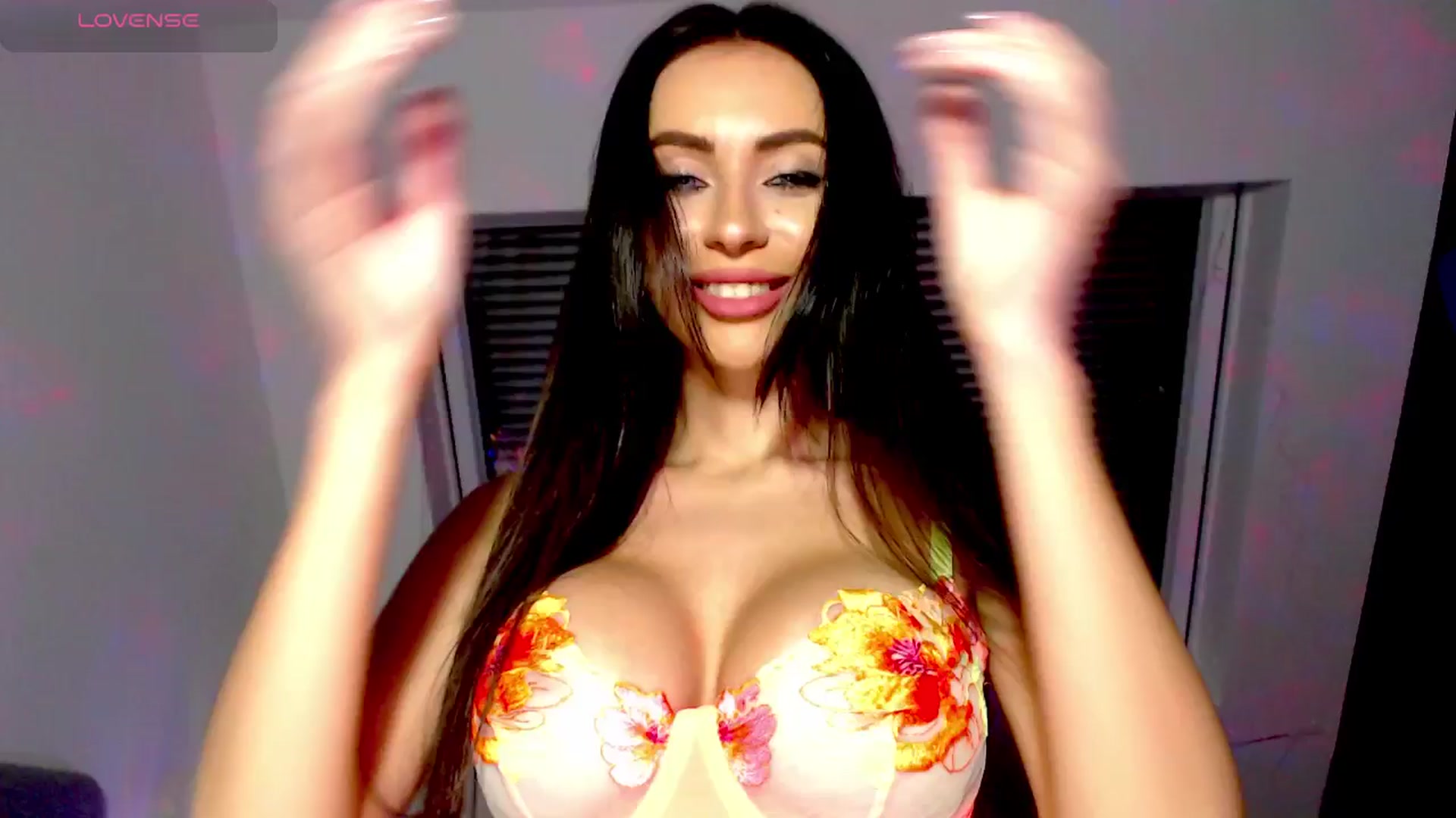 Gallery image thumbnail from Alliciya's myfreecams stream on, 12/25/2024, 20:38 image 7 of 20