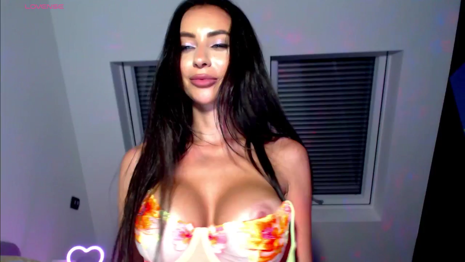 Gallery image thumbnail from Alliciya's myfreecams stream on, 06/16/2025, 19:01 image 18 of 20