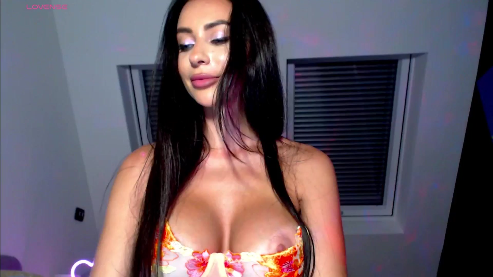 Gallery image thumbnail from Alliciya's myfreecams stream on, 06/16/2025, 19:01 image 17 of 20