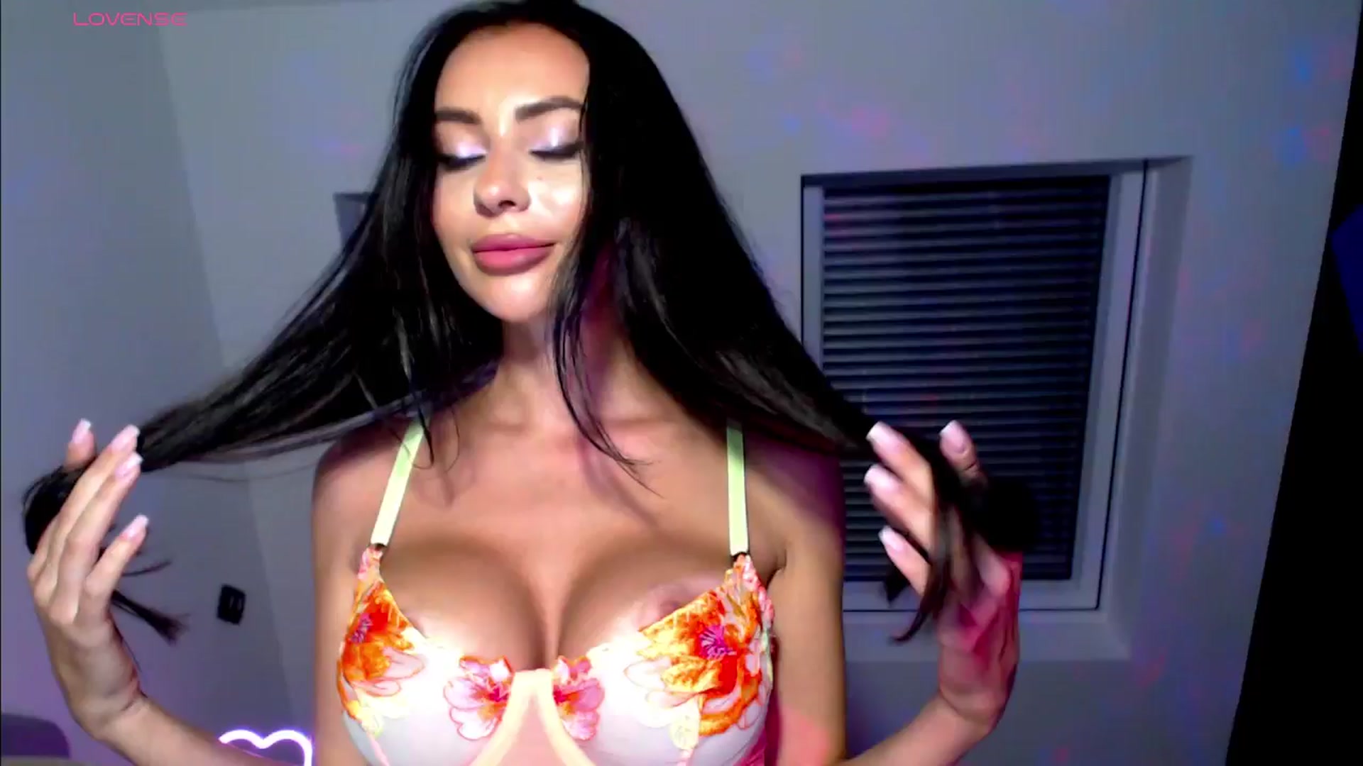 Gallery image thumbnail from Alliciya's myfreecams stream on, 06/16/2025, 23:57 image 9 of 20