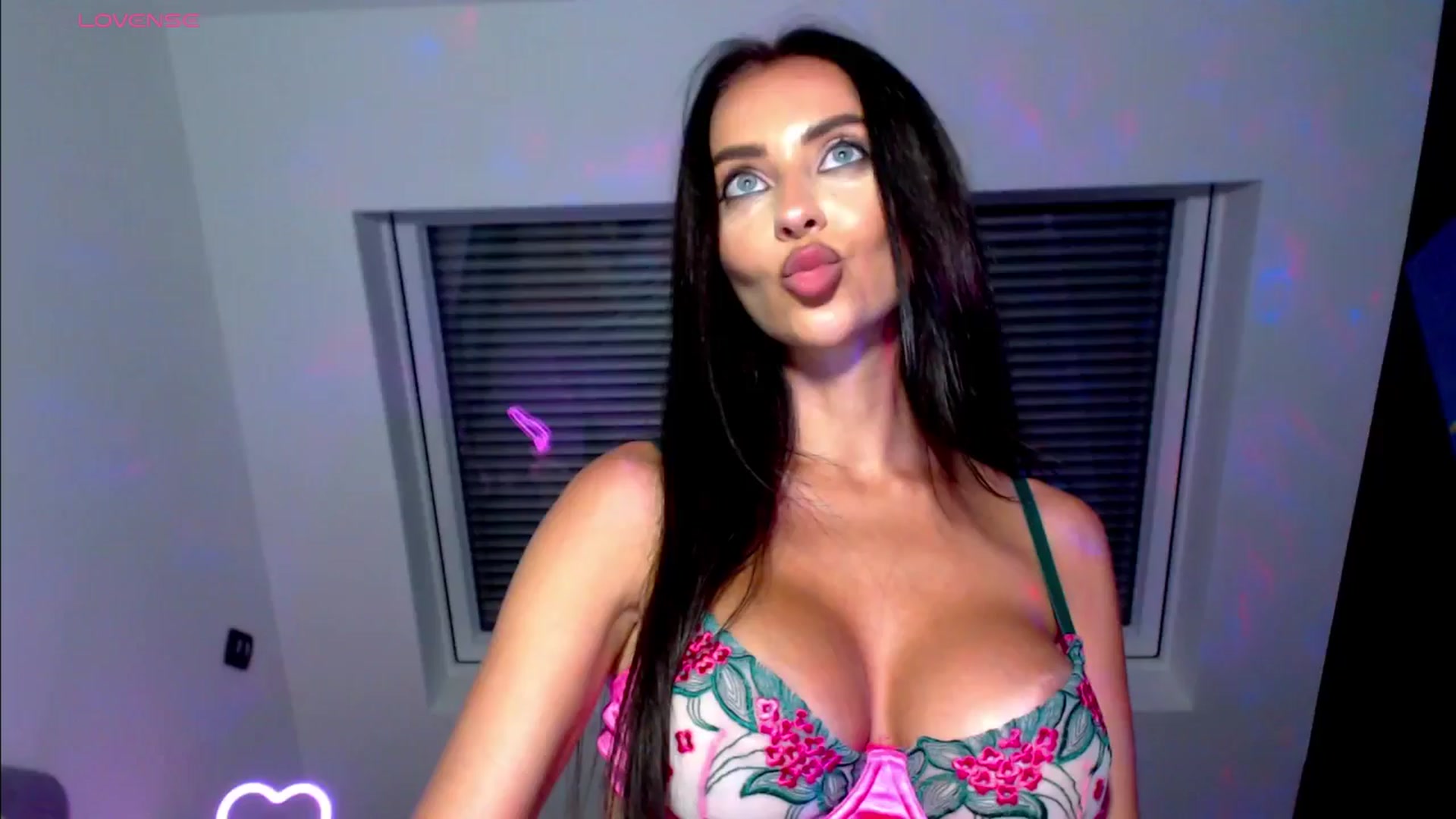 Gallery image thumbnail from Alliciya's myfreecams stream on, 06/26/2025, 23:27 image 6 of 20
