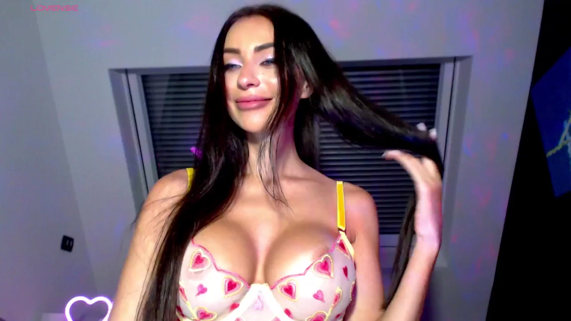 Gallery image thumbnail from Alliciya's myfreecams stream on, 08/27/2025, 18:32 image 9 of 20