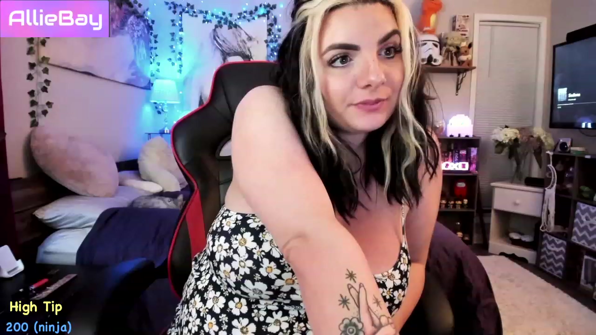 Gallery image thumbnail from AllieBay's myfreecams stream on, 04/28/2023, 03:50 image 18 of 20