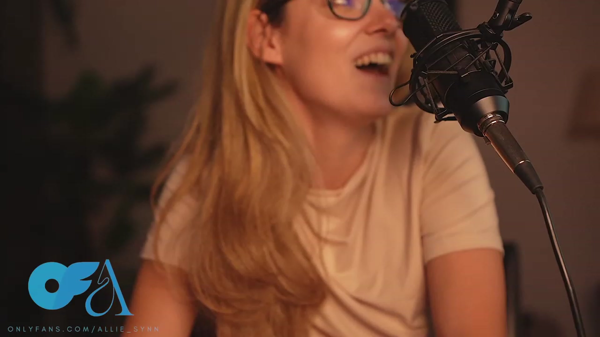 Gallery image thumbnail from Allie_Synn's myfreecams stream on, 08/20/2023, 18:34 image 8 of 20