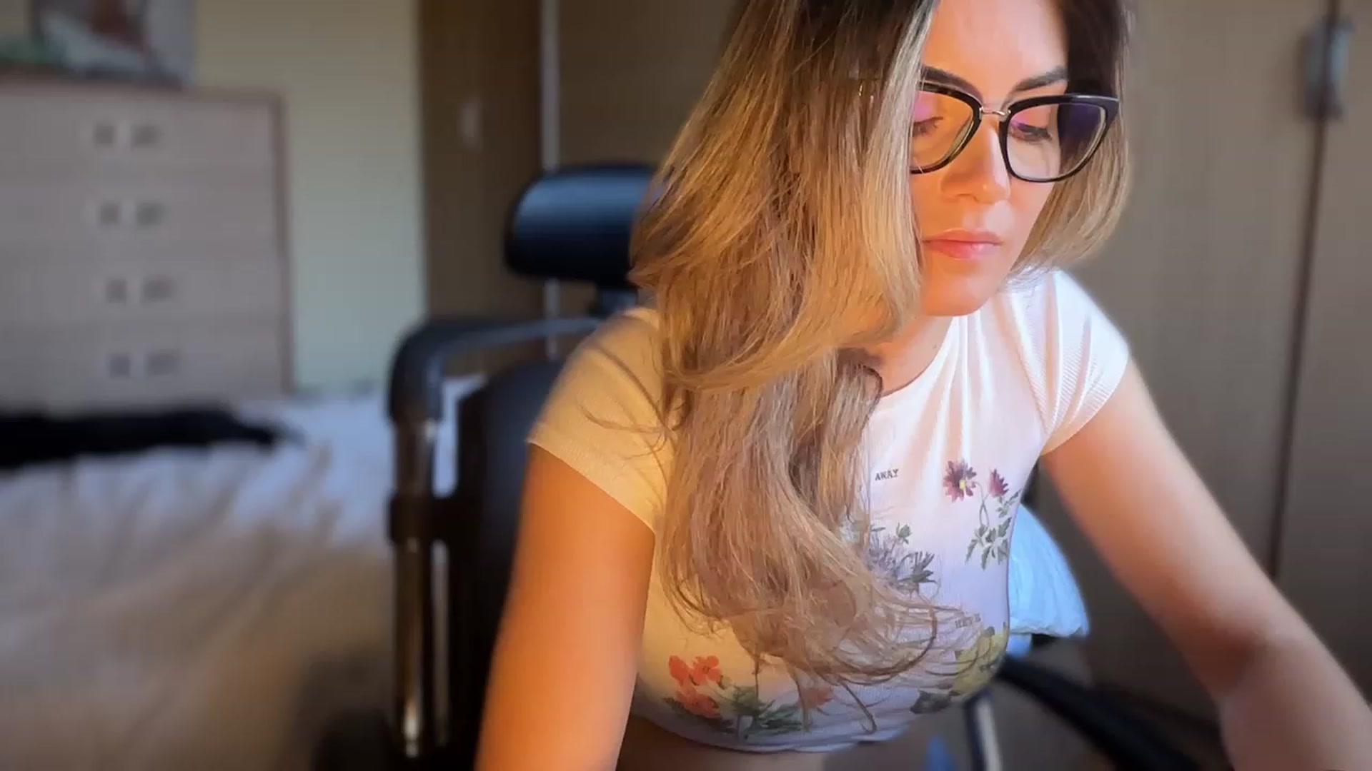 Gallery image thumbnail from Allie_Synn's myfreecams stream on, 11/23/2023, 08:20 image 2 of 20