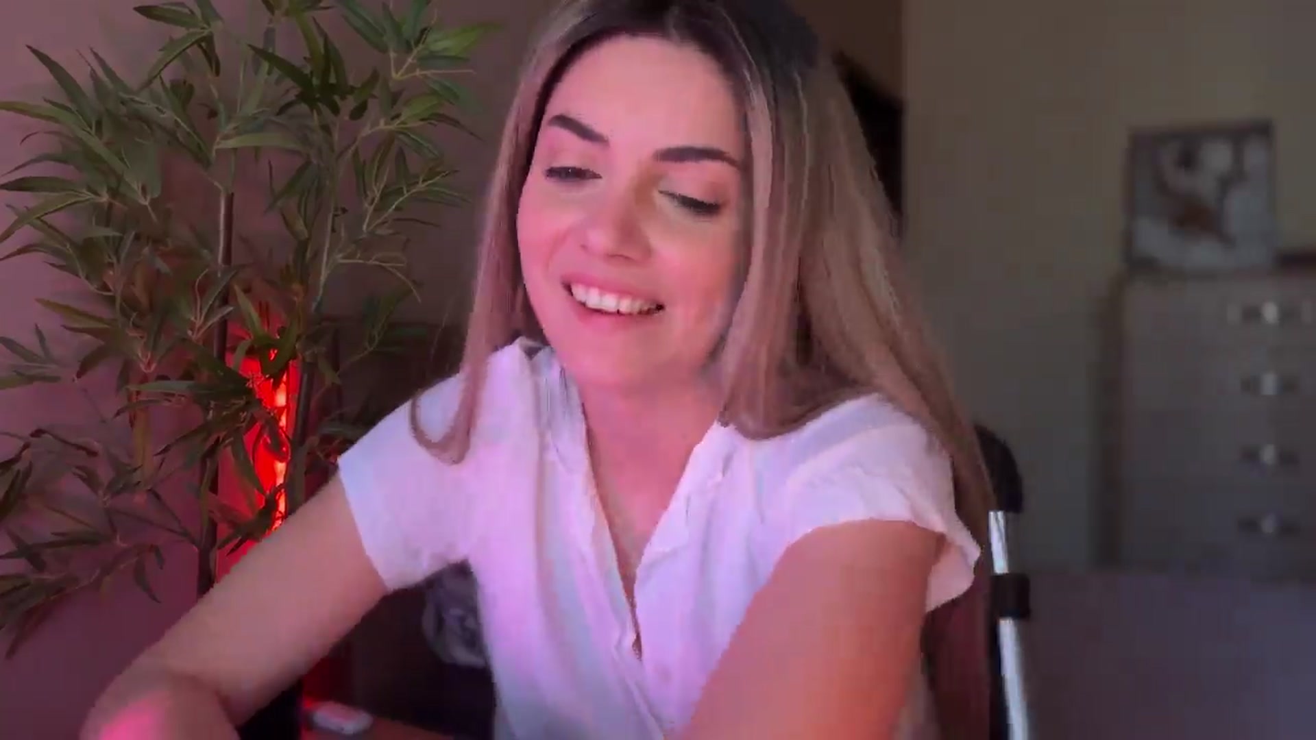 Gallery image thumbnail from Allie_Synn's myfreecams stream on, 04/11/2024, 11:28 image 13 of 20