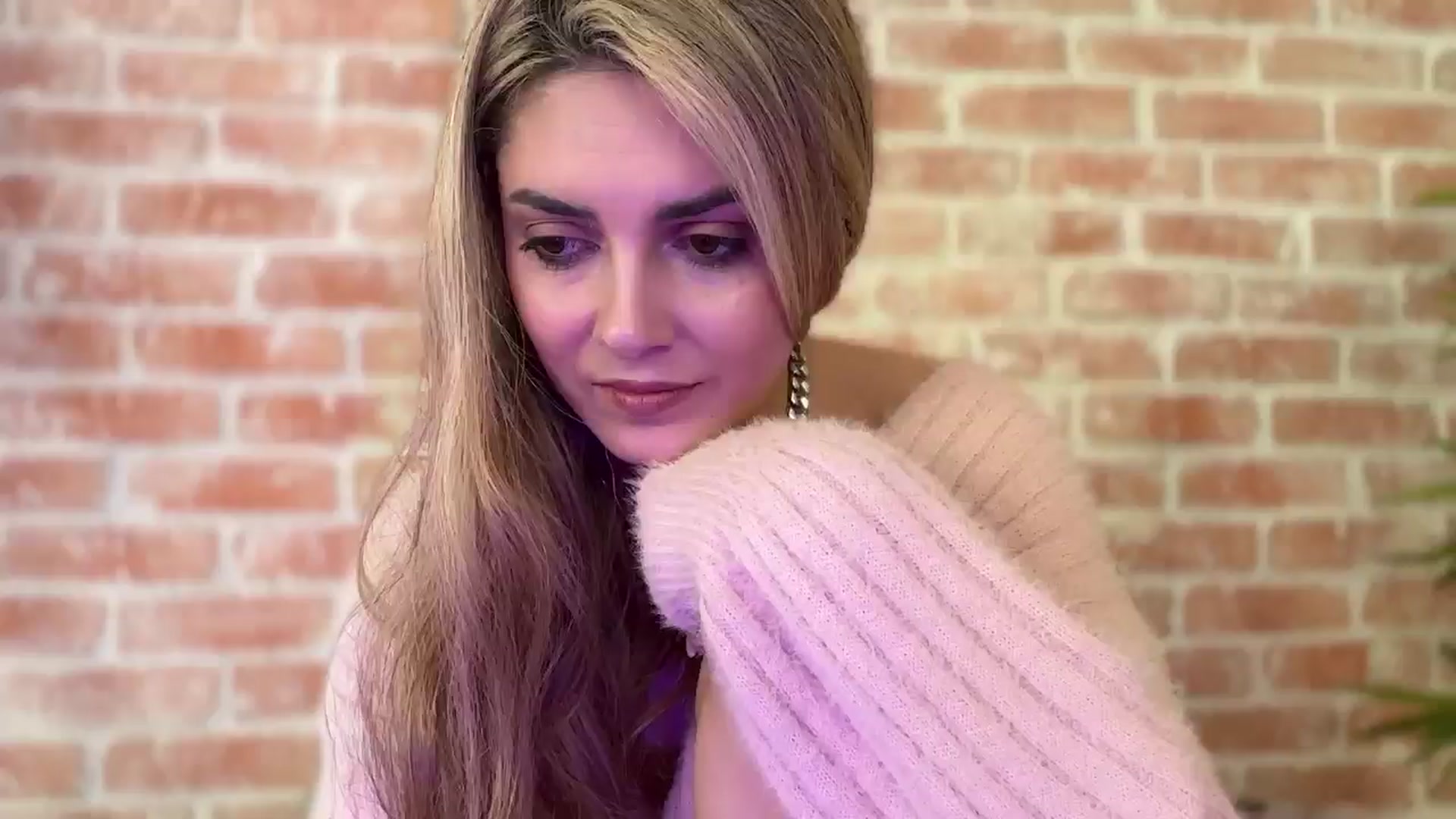 Gallery image thumbnail from Allie_Synn's myfreecams stream on, 12/11/2024, 12:35 image 19 of 20