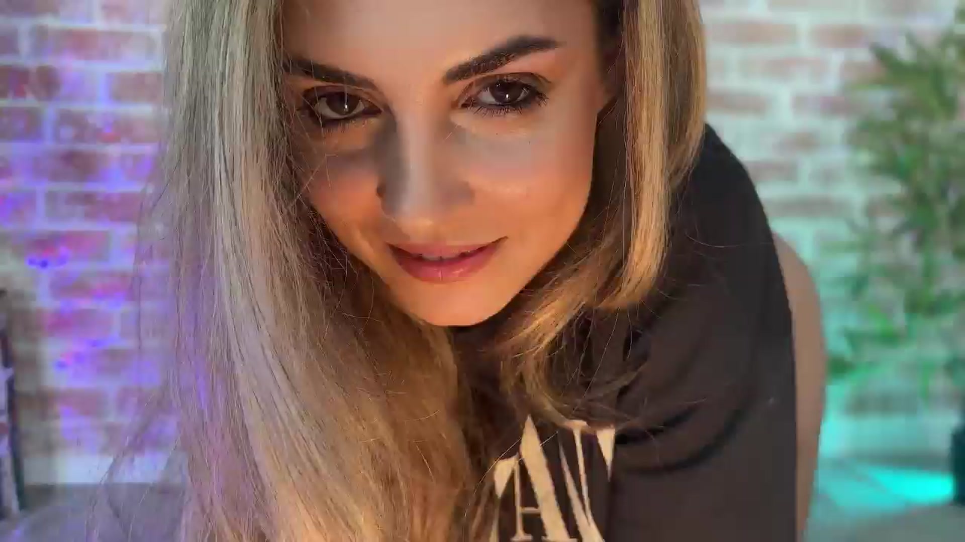 Gallery image thumbnail from Allie_Synn's myfreecams stream on, 12/12/2024, 13:06 image 10 of 20