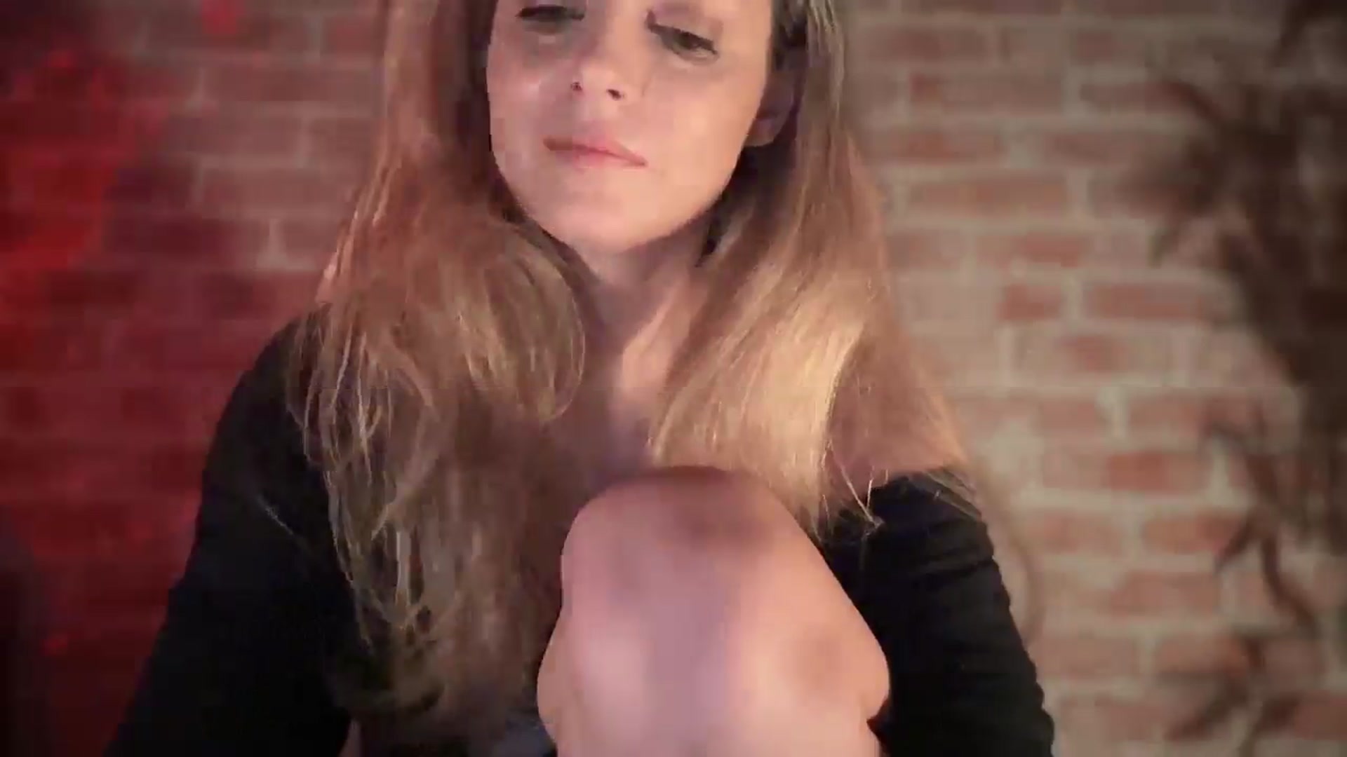 Gallery image thumbnail from Allie_Synn's myfreecams stream on, 12/13/2024, 16:00 image 18 of 20