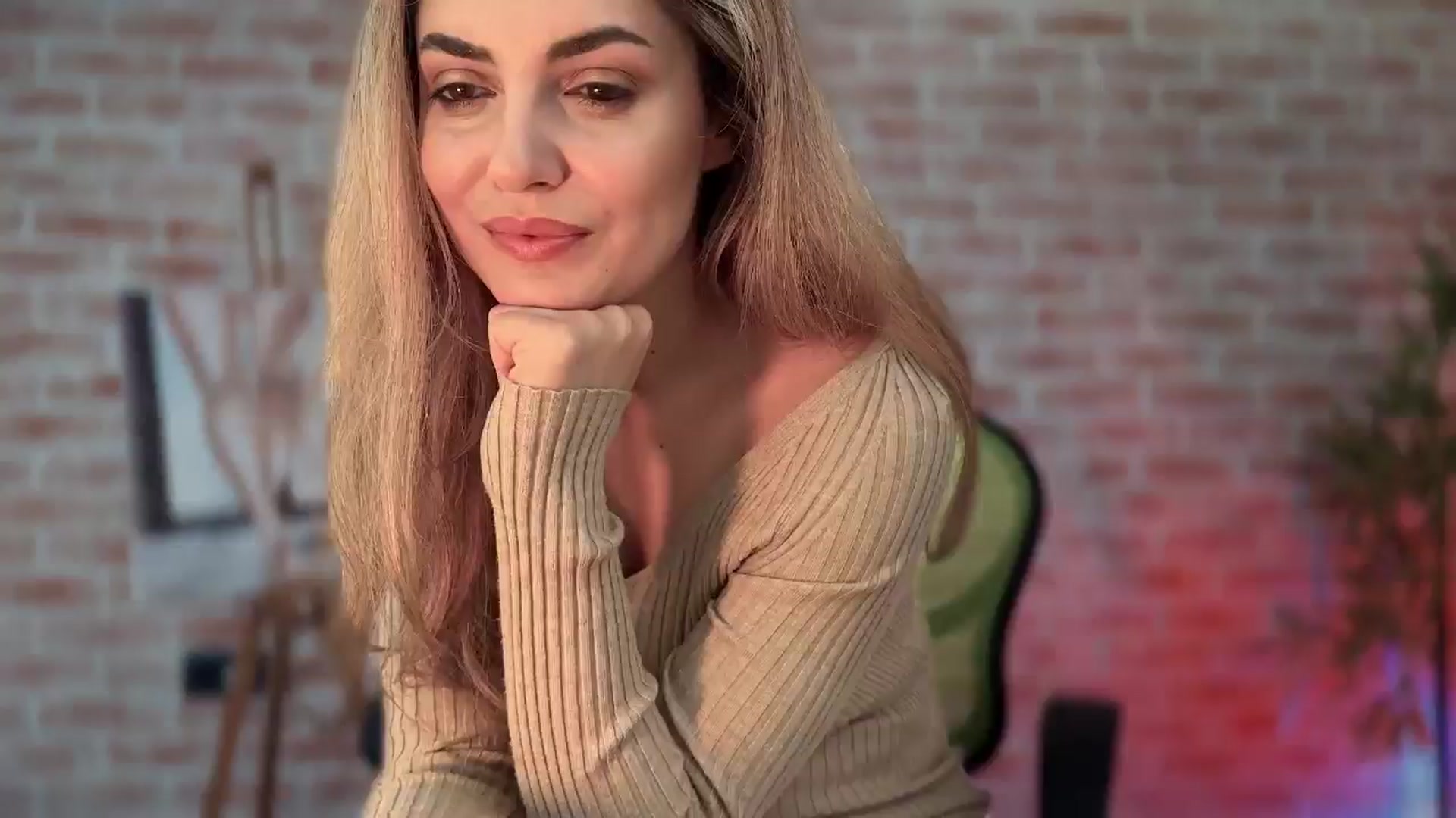 Gallery image thumbnail from Allie_Synn's myfreecams stream on, 12/19/2024, 07:56 image 15 of 20