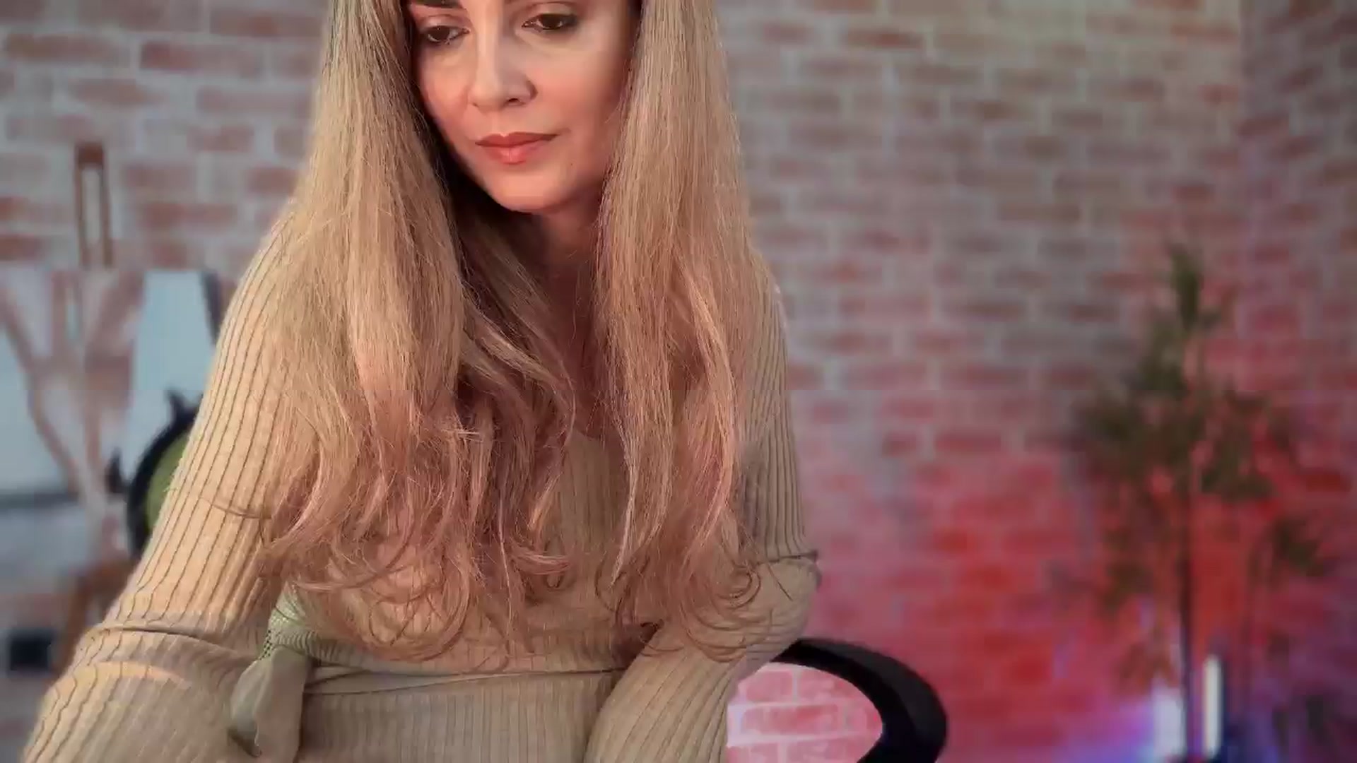 Gallery image thumbnail from Allie_Synn's myfreecams stream on, 12/19/2024, 07:56 image 7 of 20