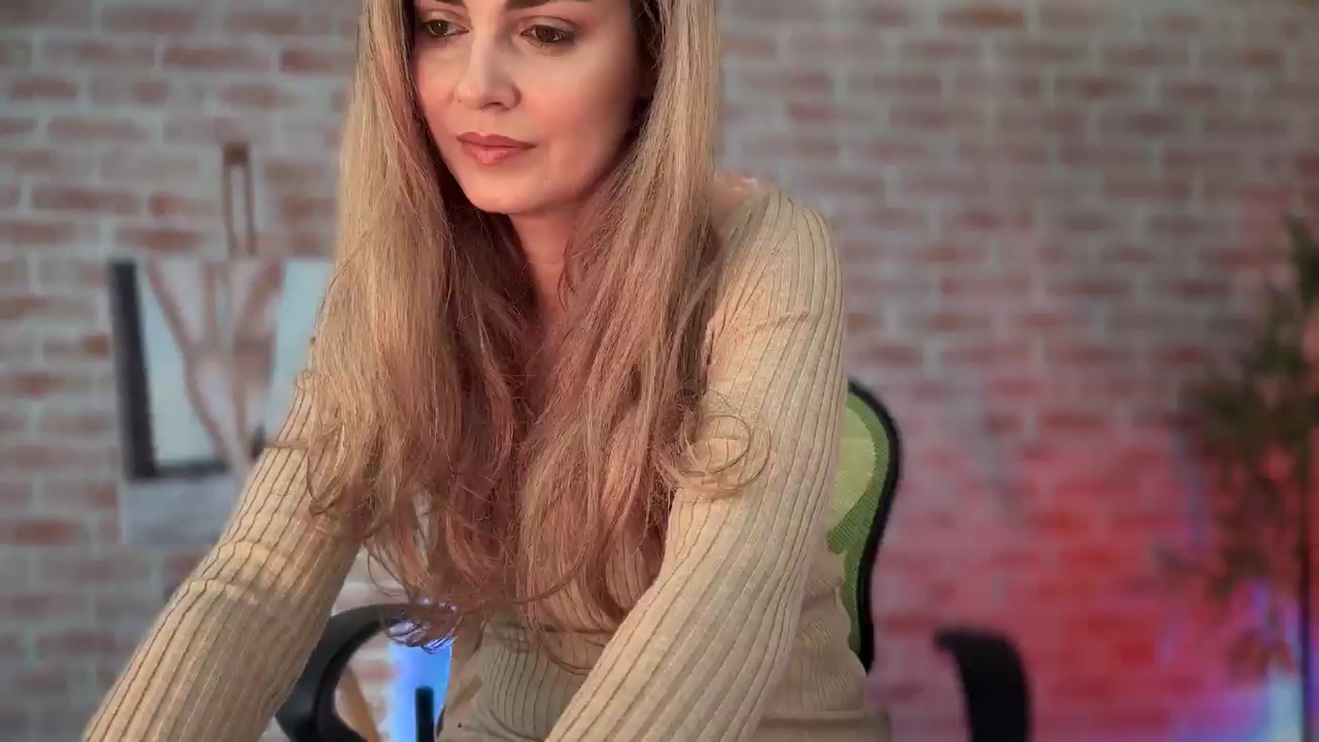 Gallery image thumbnail from Allie_Synn's myfreecams stream on, 12/19/2024, 07:56 image 12 of 20