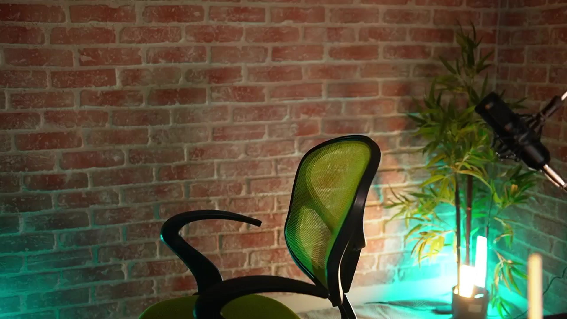 Gallery image thumbnail from Allie_Synn's myfreecams stream on, 12/23/2024, 16:05 image 12 of 20