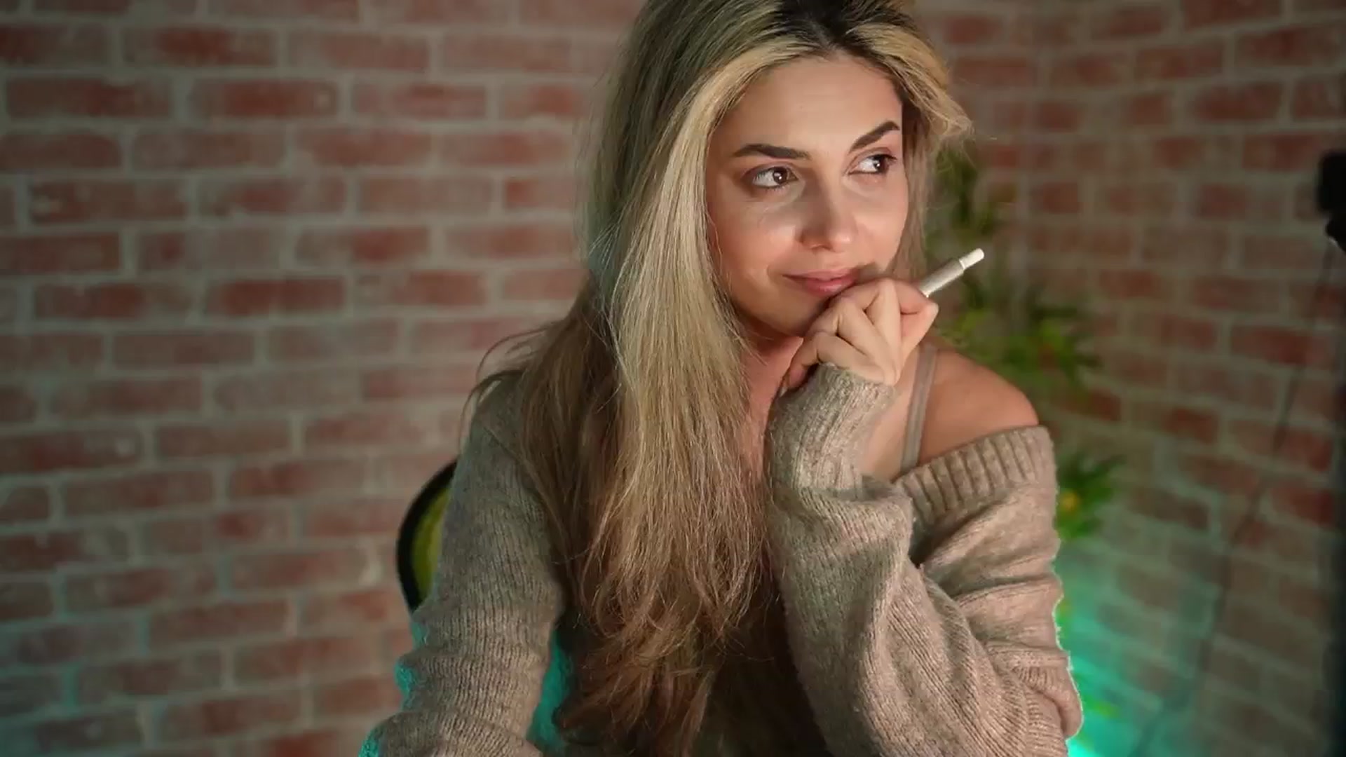Gallery image thumbnail from Allie_Synn's myfreecams stream on, 12/23/2024, 16:05 image 1 of 20