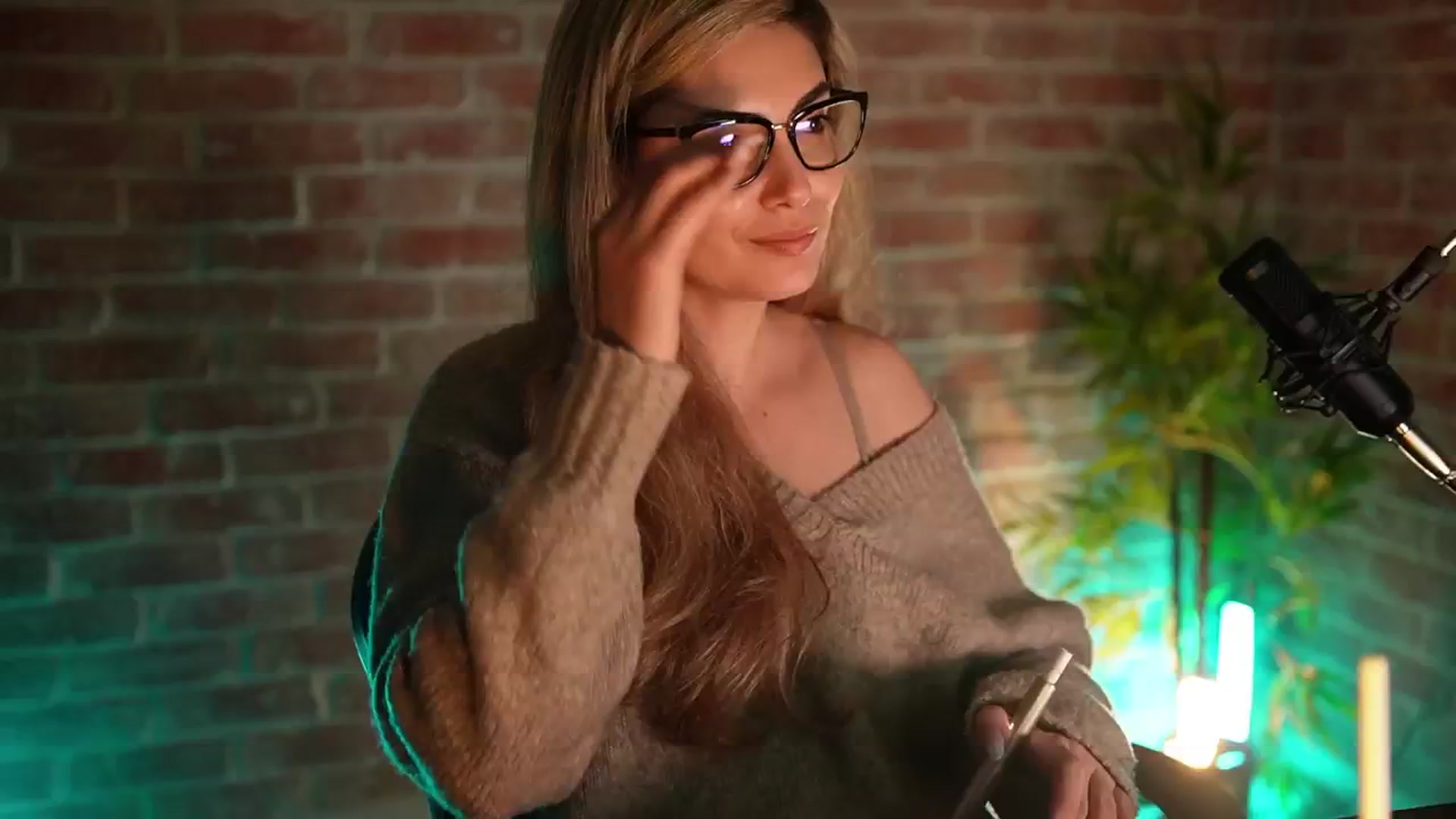 Gallery image thumbnail from Allie_Synn's myfreecams stream on, 12/23/2024, 16:05 image 14 of 20