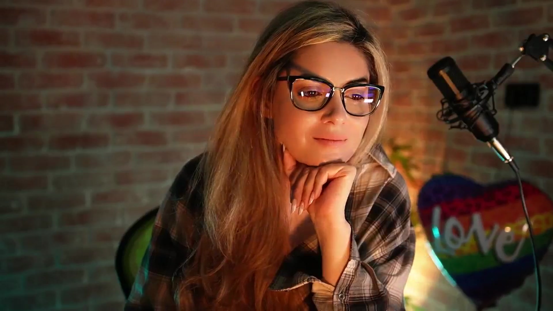 Gallery image thumbnail from Allie_Synn's myfreecams stream on, 12/24/2024, 07:23 image 10 of 20