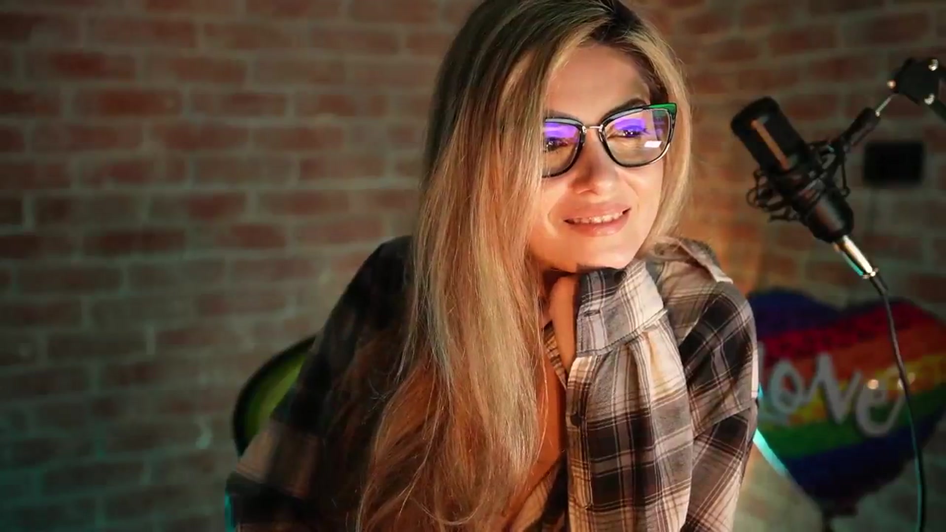 Gallery image thumbnail from Allie_Synn's myfreecams stream on, 12/24/2024, 07:23 image 8 of 20